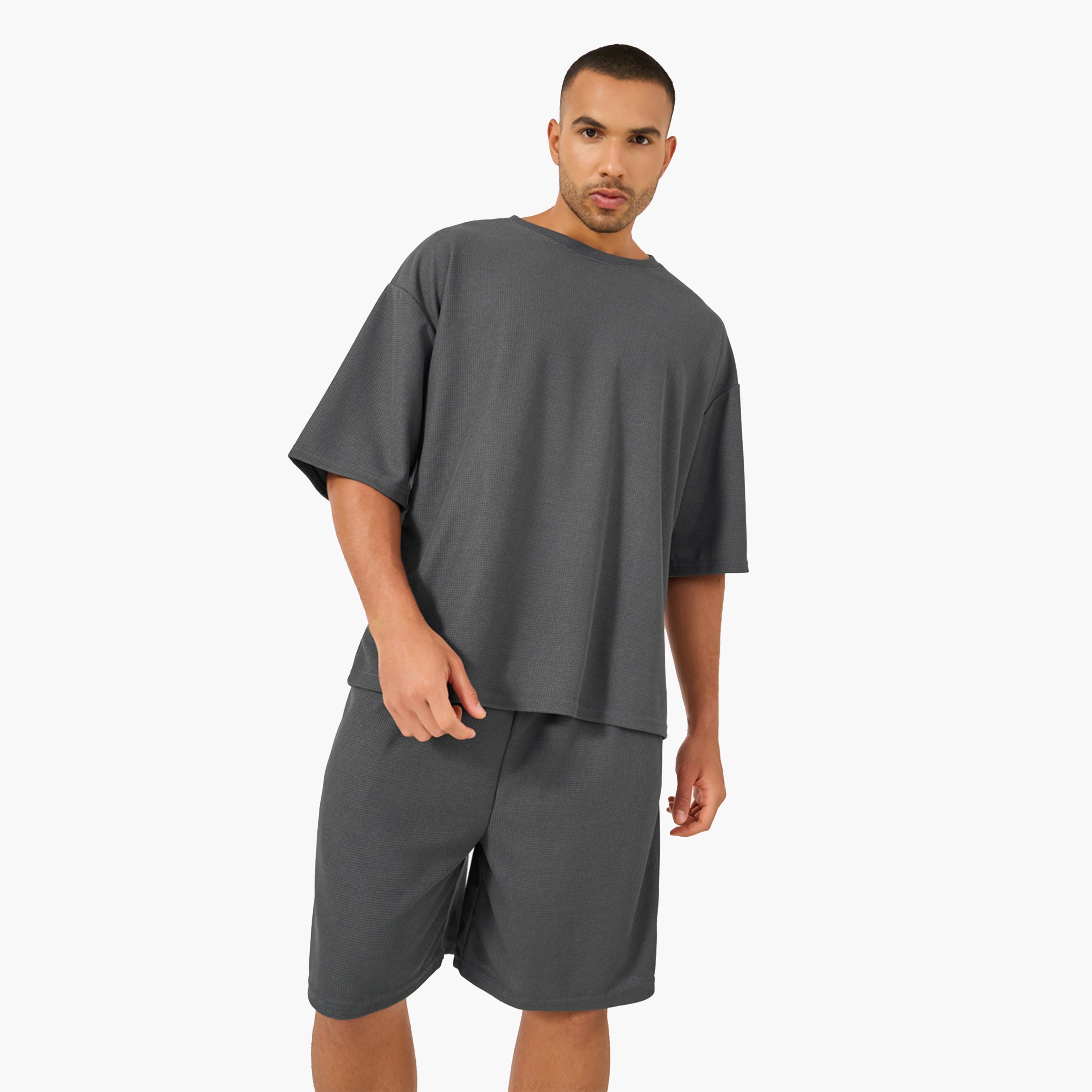 ستايلي - طقم تي شيرت ستريت وير محبوك سادة كبير الحجم مع شورت-men-clothing-coordsets-image-2