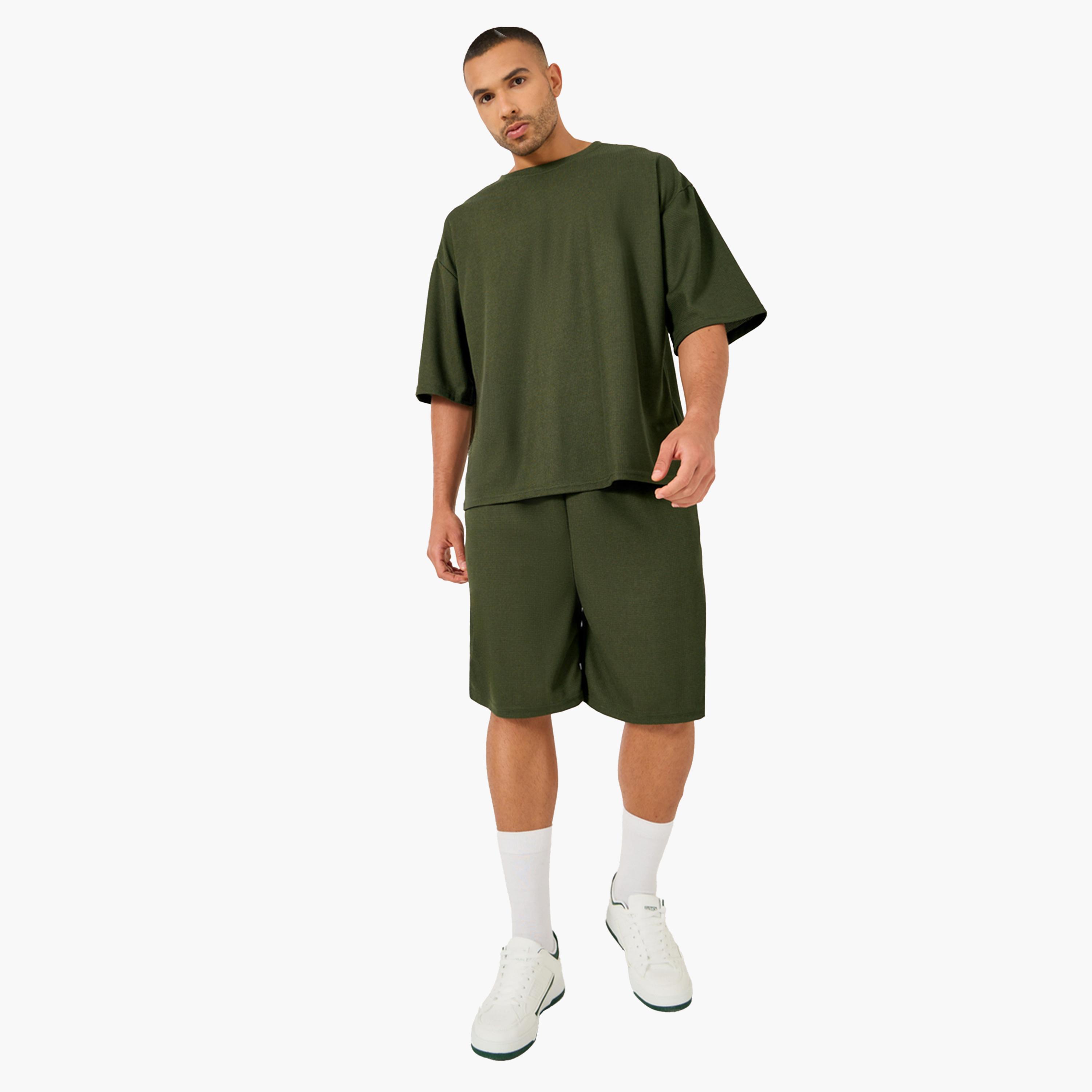ستايلي - طقم تي شيرت ستريت وير محبوك سادة كبير الحجم مع شورت-men-clothing-coordsets-image-1