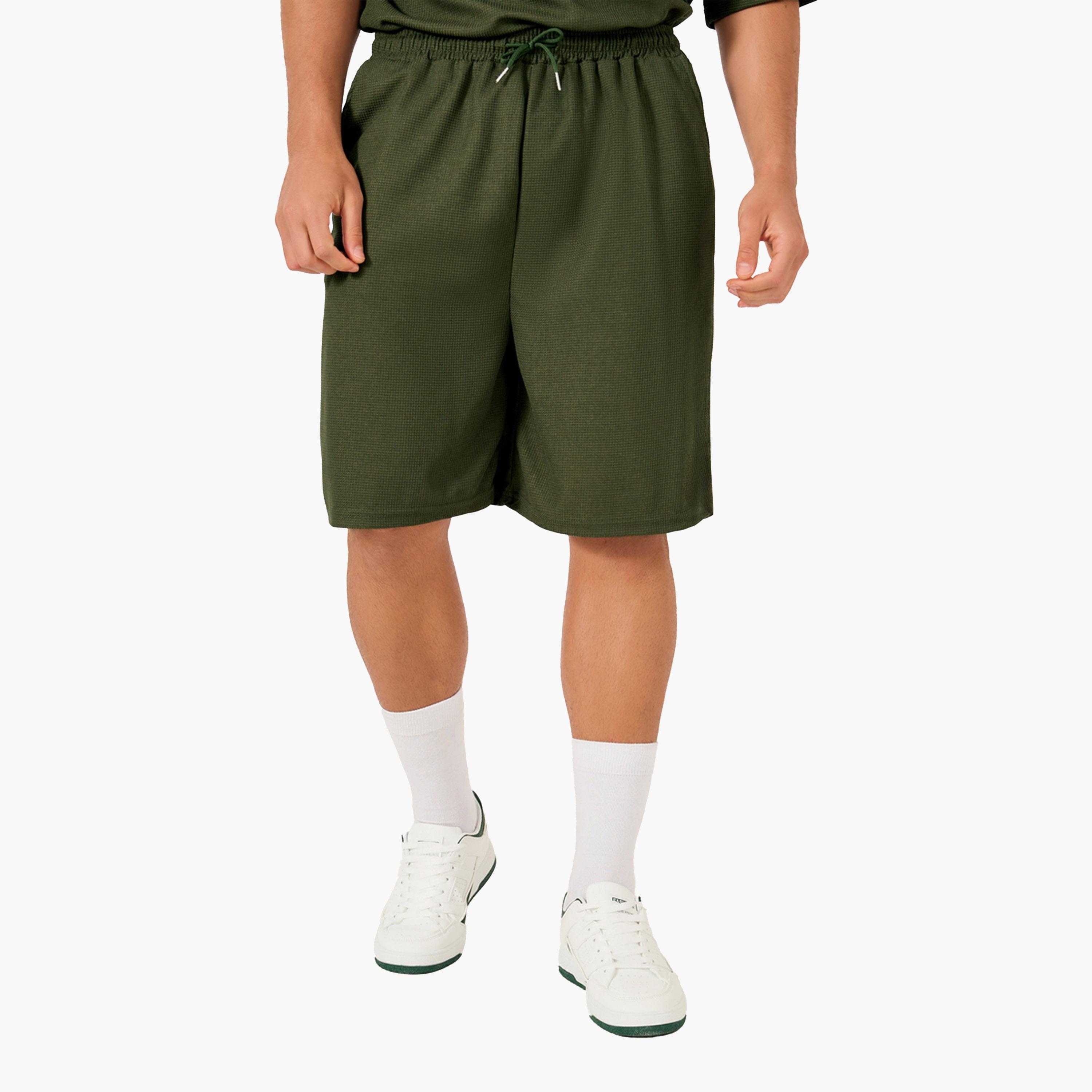 ستايلي - طقم تي شيرت ستريت وير محبوك سادة كبير الحجم مع شورت-men-clothing-coordsets-image-4