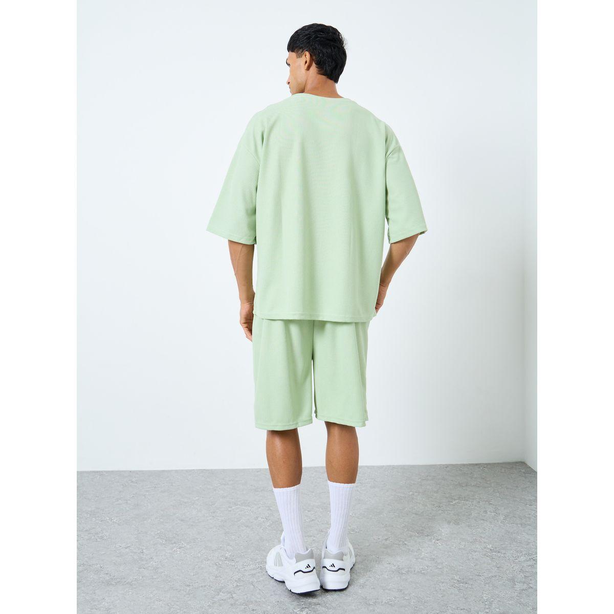 مجموعة من شورت وتيشيرت واسع بتفاصيل محبوكة-men-clothing-coordsets-image-4