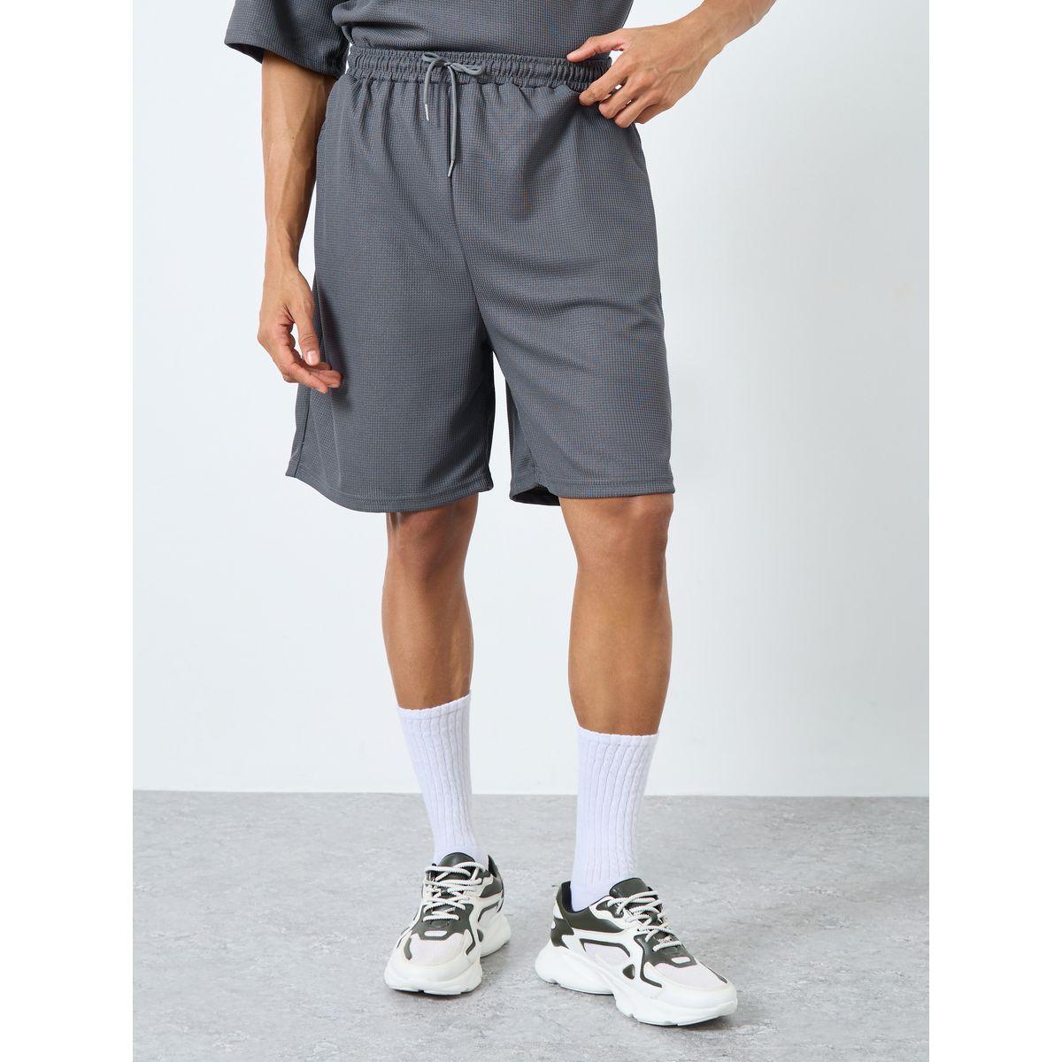 مجموعة من شورت وتيشيرت واسع بتفاصيل محبوكة-men-clothing-coordsets-image-4