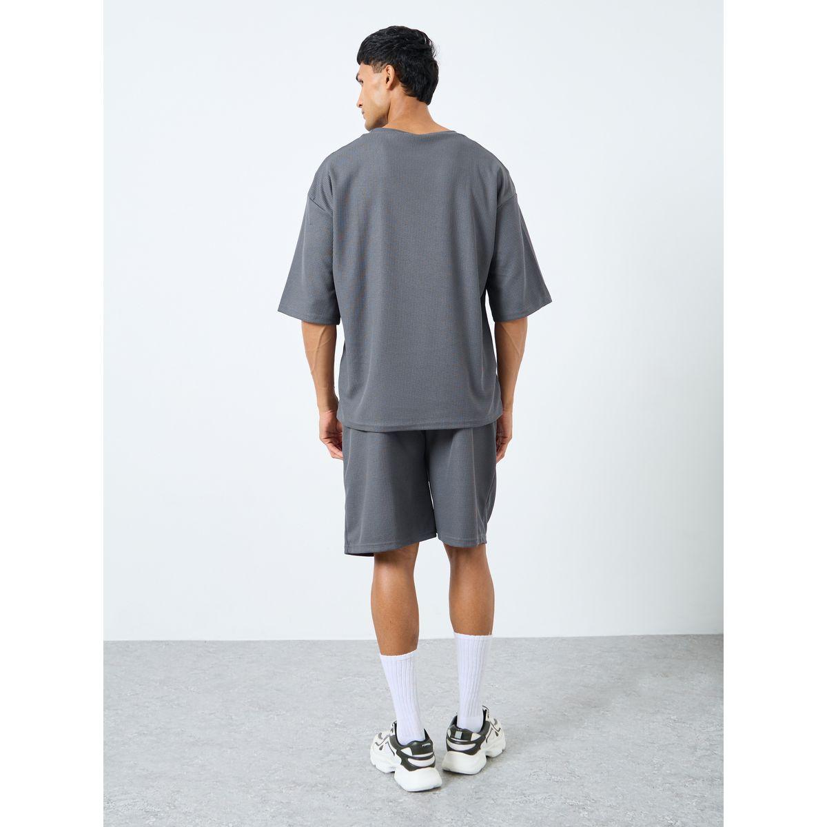 مجموعة من شورت وتيشيرت واسع بتفاصيل محبوكة-men-clothing-coordsets-image-5