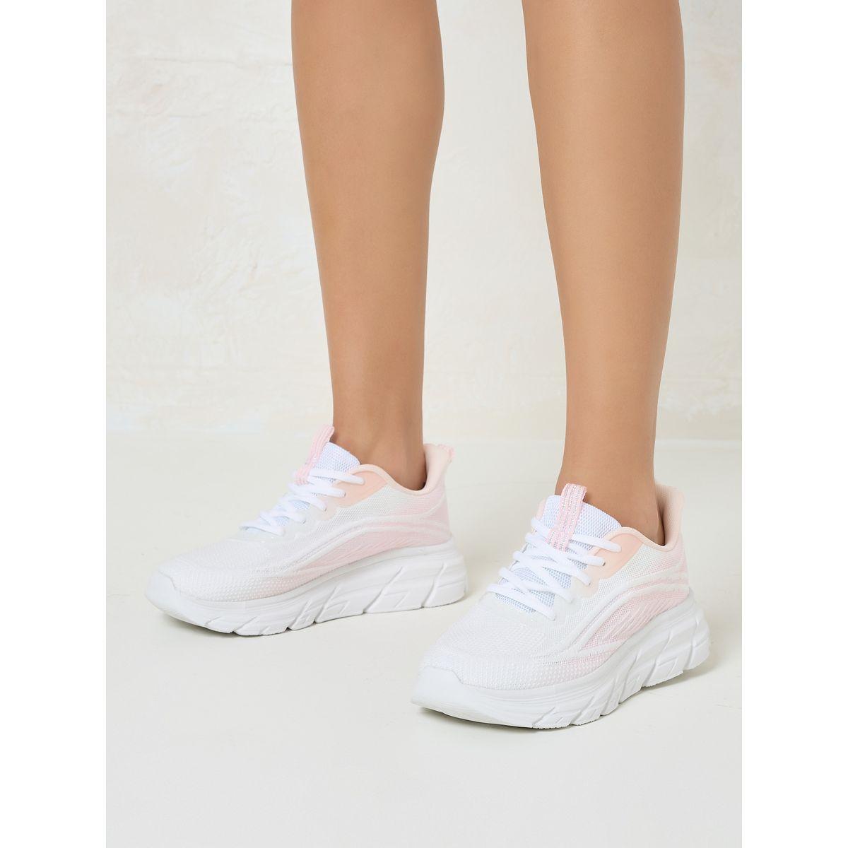 حذاء سنيكرز بكعب شانكي وتفاصيل بارزة الملمس-women-shoes-sneakers-image-1