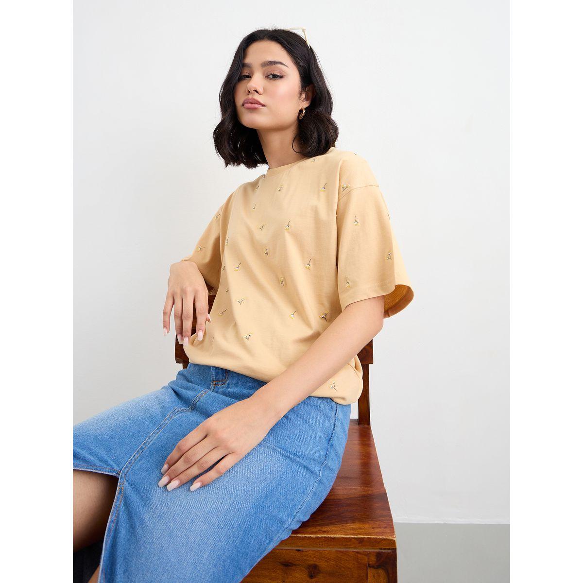 تيشيرت فضفاض بتفاصيل مُطرزة-women-clothing-tshirts-image-5