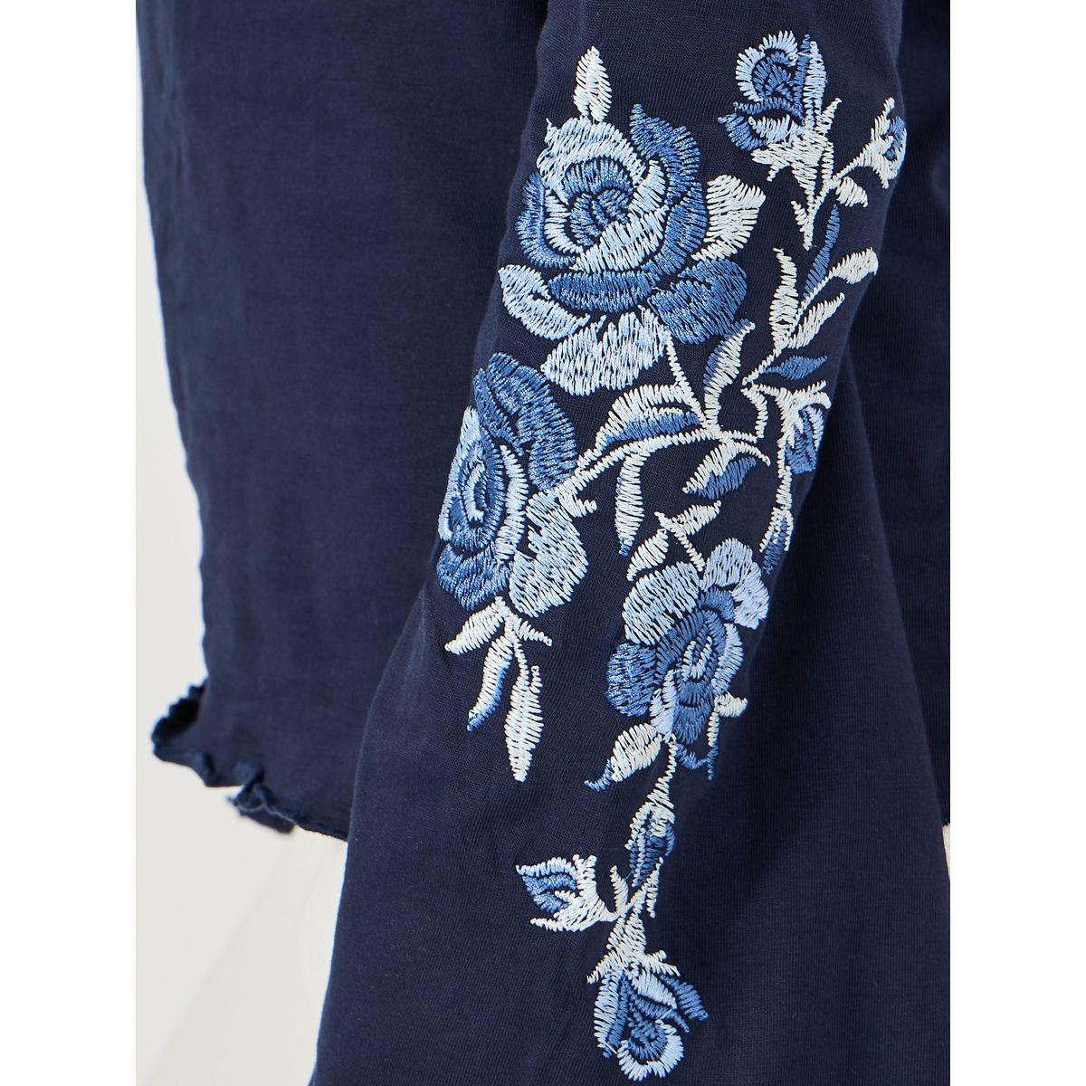 بلوزة بتفاصيل مُطرّزة وياقة بنمط قارب-women-clothing-tshirts-image-3
