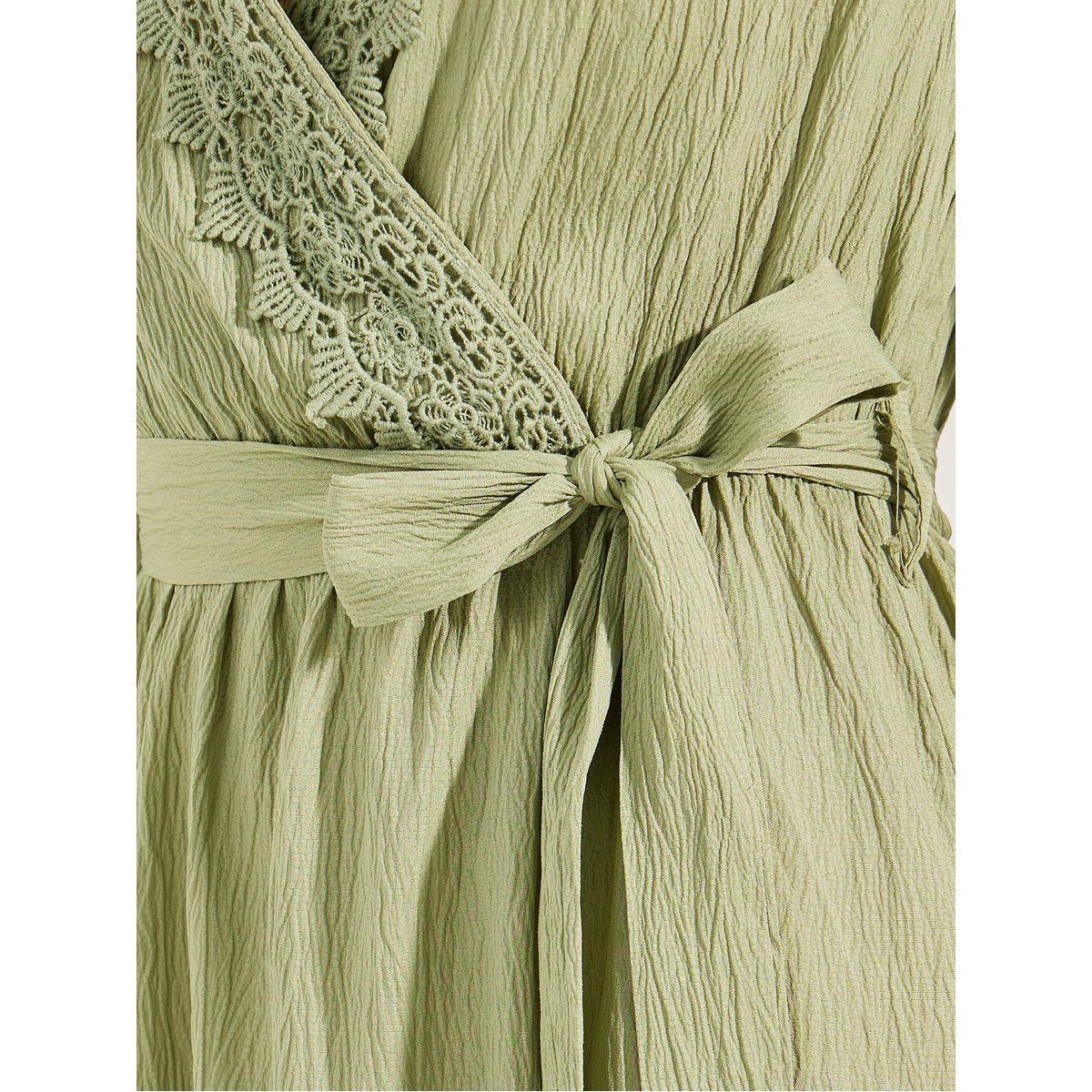 فستان ميدي بنمط لف وتفاصيل دانتيل-women-clothing-dresses-image-4