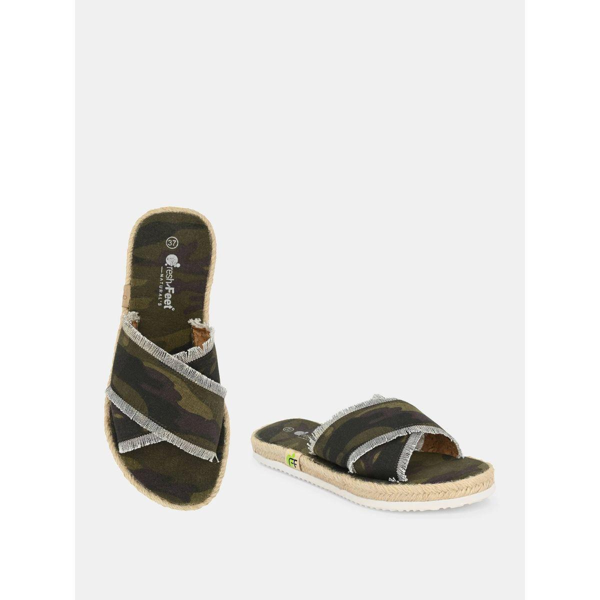صندل فلات بسيور كروس وتفاصيل ممزقة فريش فيت × ستايلي-women-shoes-sandals-flats-image-3