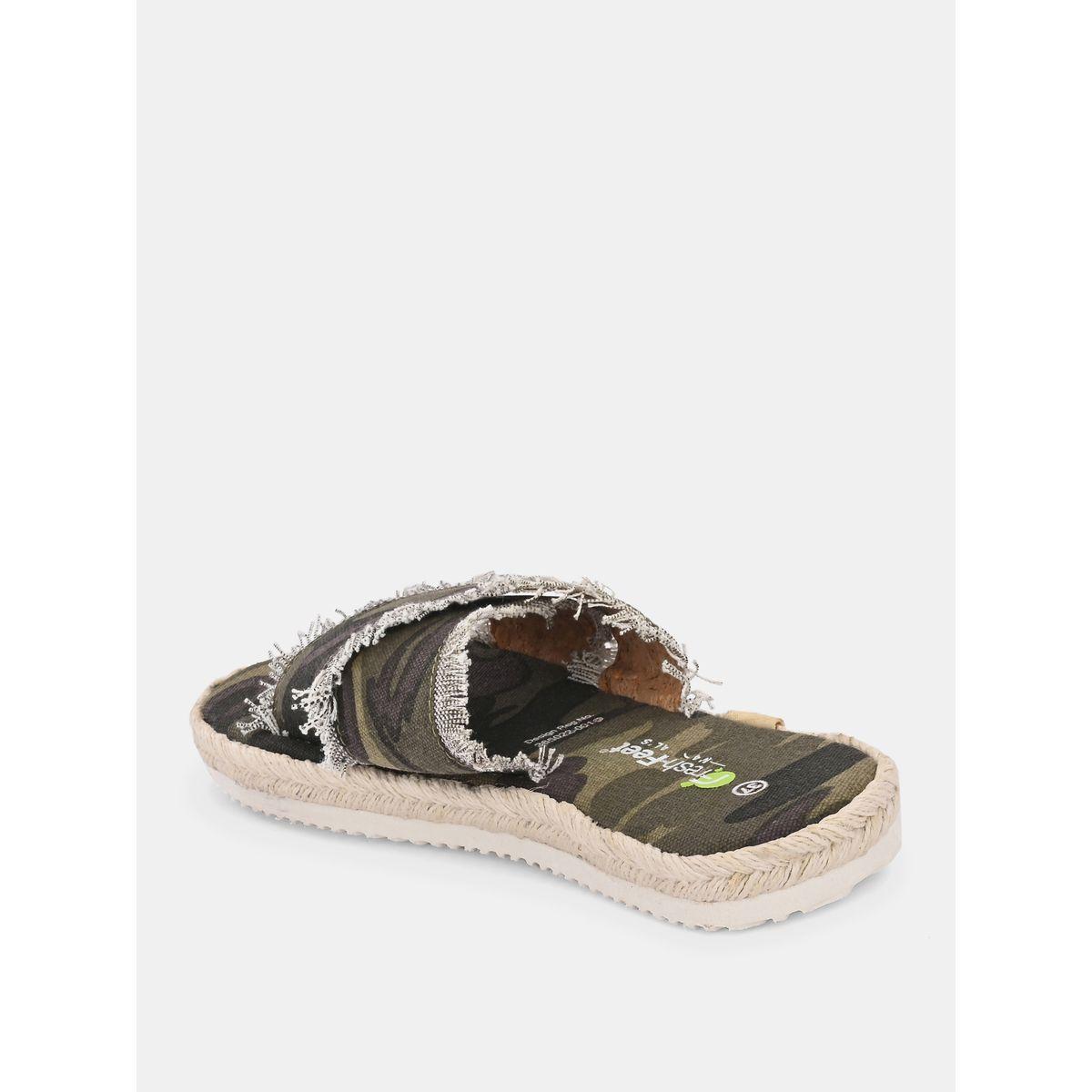 صندل فلات بسيور كروس وتفاصيل ممزقة فريش فيت × ستايلي-women-shoes-sandals-flats-image-7