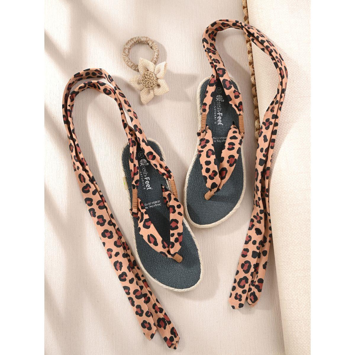 صندل فلات بطبعة حيوان واربطة كاحل فريش فيت × ستايلي-women-shoes-sandals-flats-image-1