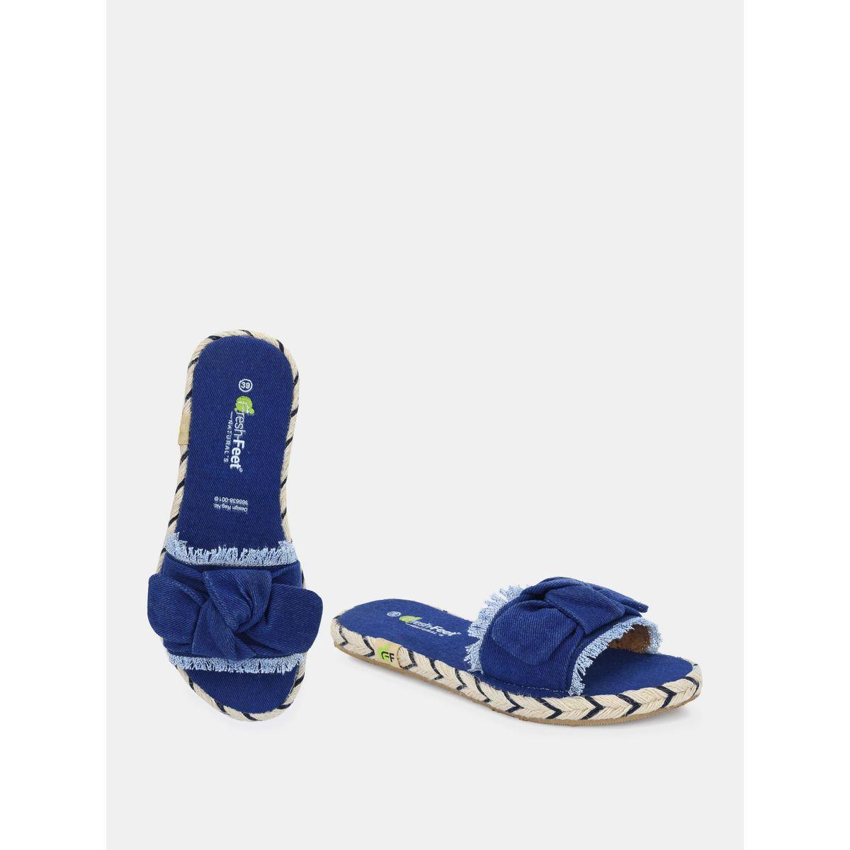 صندل فلات بمقدمة مفتوحة وتفاصيل فيونكة فريش فيت × ستايلي-women-shoes-sandals-flats-image-8