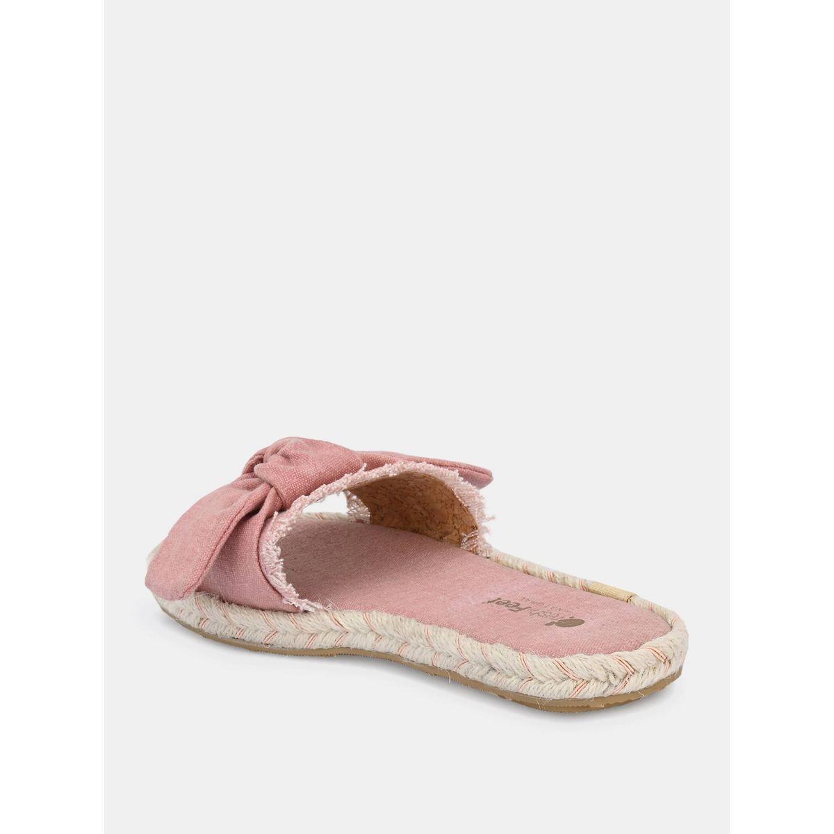 صندل فلات بمقدمة مفتوحة وتفاصيل فيونكة فريش فيت × ستايلي-women-shoes-sandals-flats-image-7