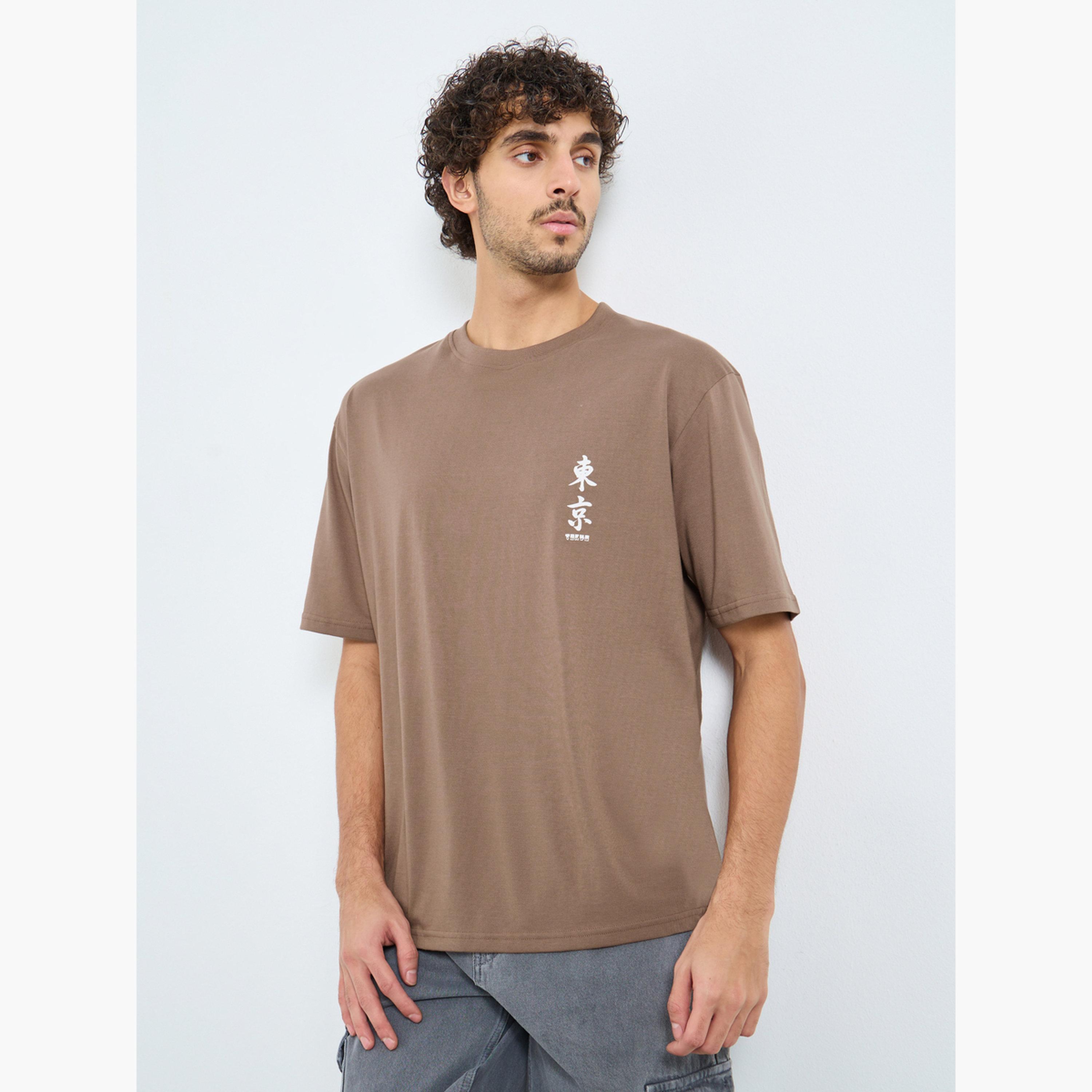 ستايلي - تي شيرت تصميم واسع مطبوع من الخلف للرجال-men-clothing-tshirtsandpolos-tshirts-image-1