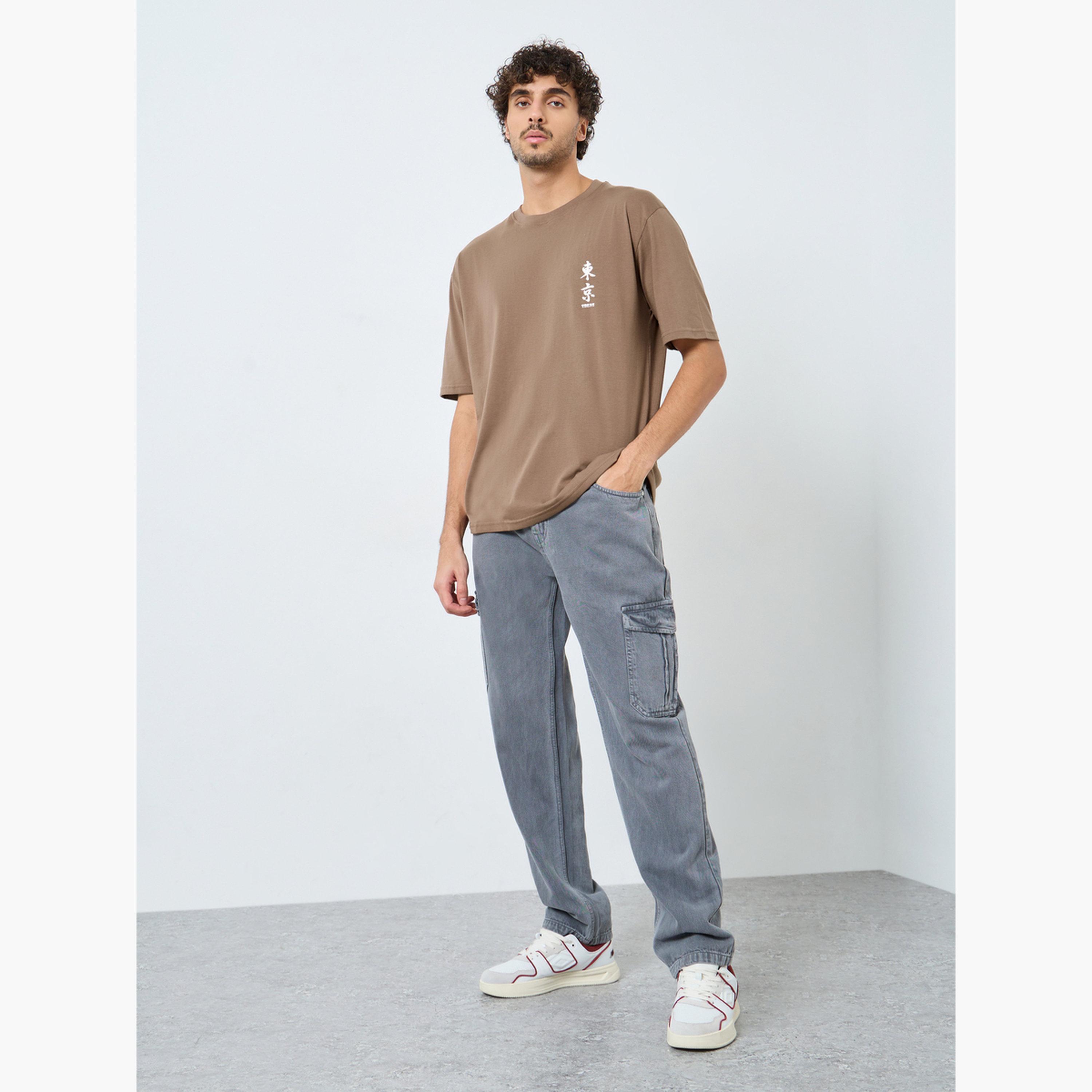 ستايلي - تي شيرت تصميم واسع مطبوع من الخلف للرجال-men-clothing-tshirtsandpolos-tshirts-image-2