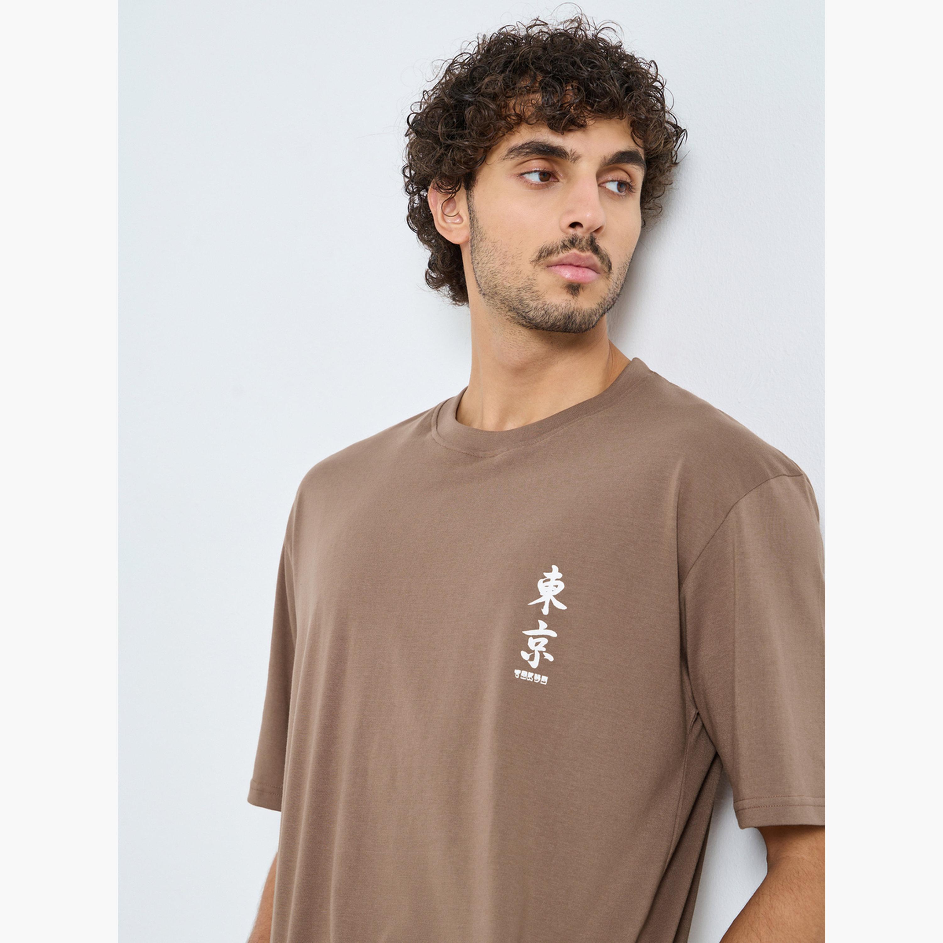 ستايلي - تي شيرت تصميم واسع مطبوع من الخلف للرجال-men-clothing-tshirtsandpolos-tshirts-image-3