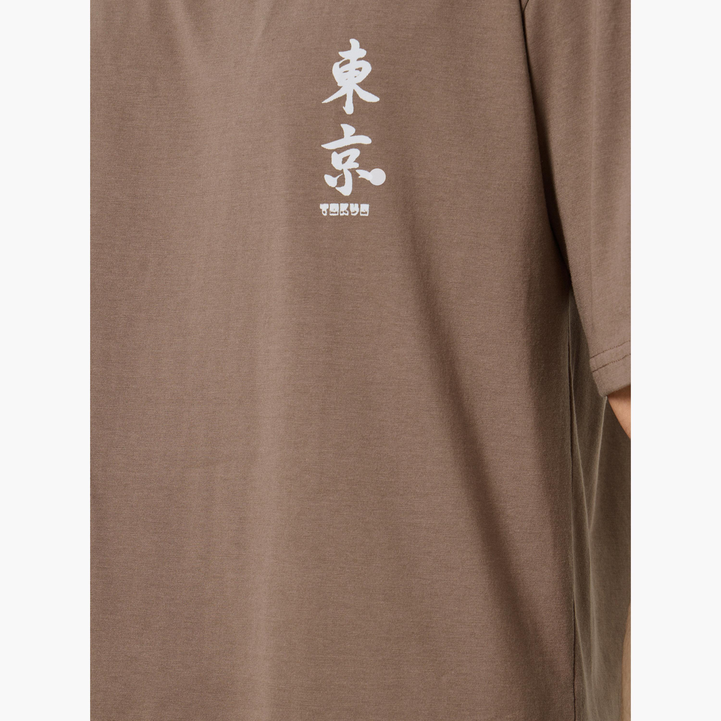 ستايلي - تي شيرت تصميم واسع مطبوع من الخلف للرجال-men-clothing-tshirtsandpolos-tshirts-image-4