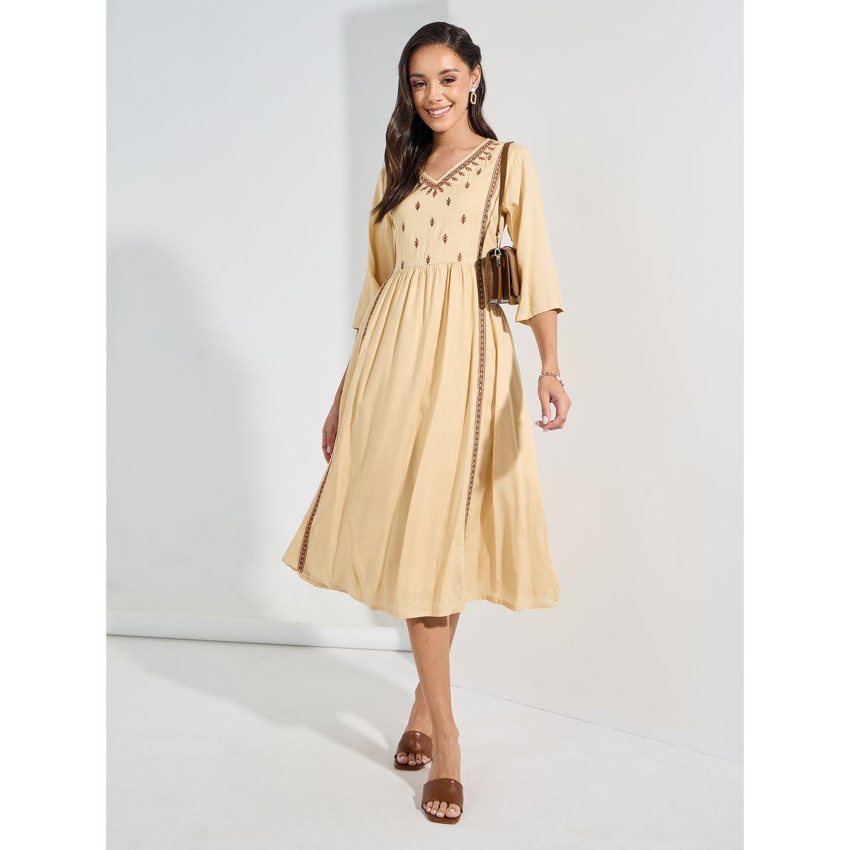 فستان ميدي بتفاصيل مُطرّزة وحافة واسعة-women-clothing-dresses-image-1