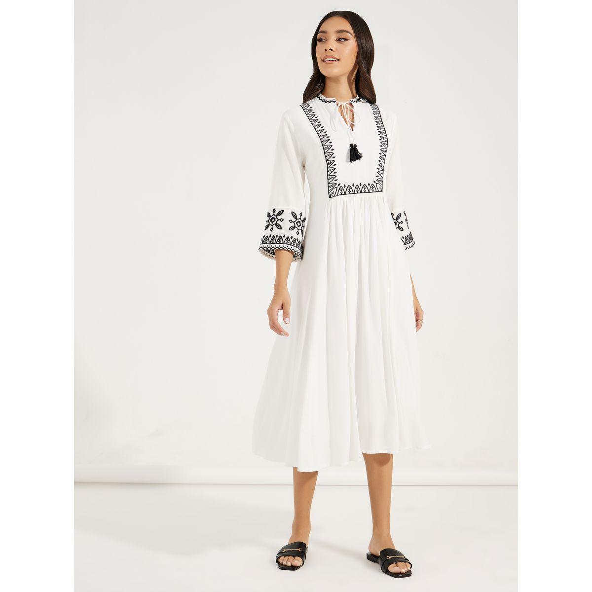 فستان ميدي بتفاصيل مُطرّزة مع ياقة بأربطة-women-clothing-dresses-image-1