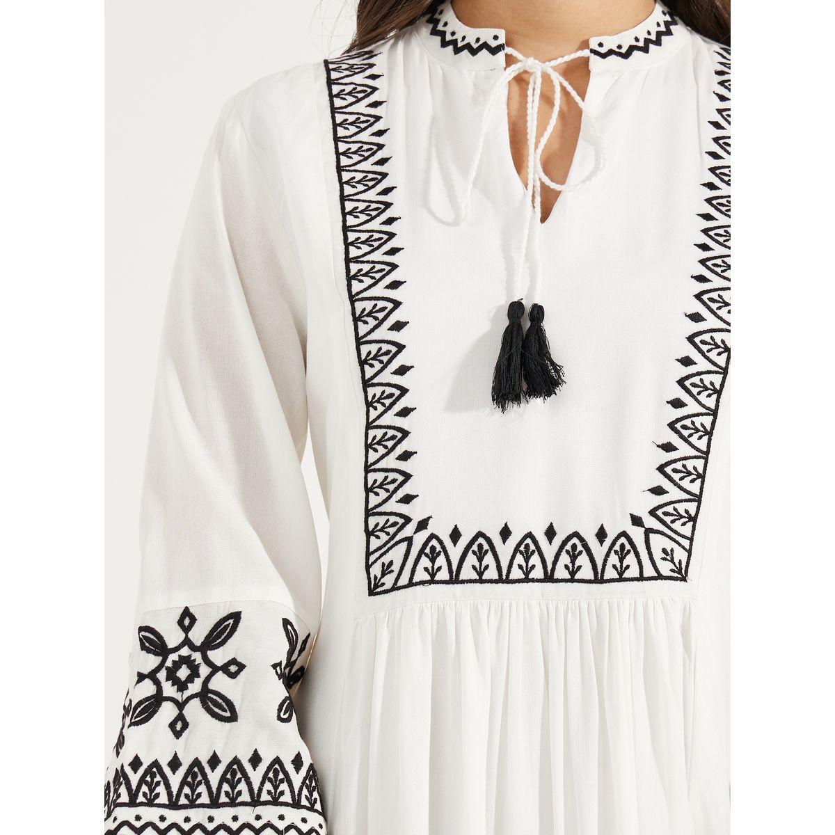 فستان ميدي بتفاصيل مُطرّزة مع ياقة بأربطة-women-clothing-dresses-image-3