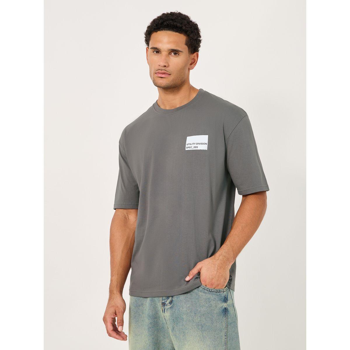 تيشيرت فضفاض مزين بشارة على الصدر-men-clothing-tshirtsandpolos-tshirts-image-1