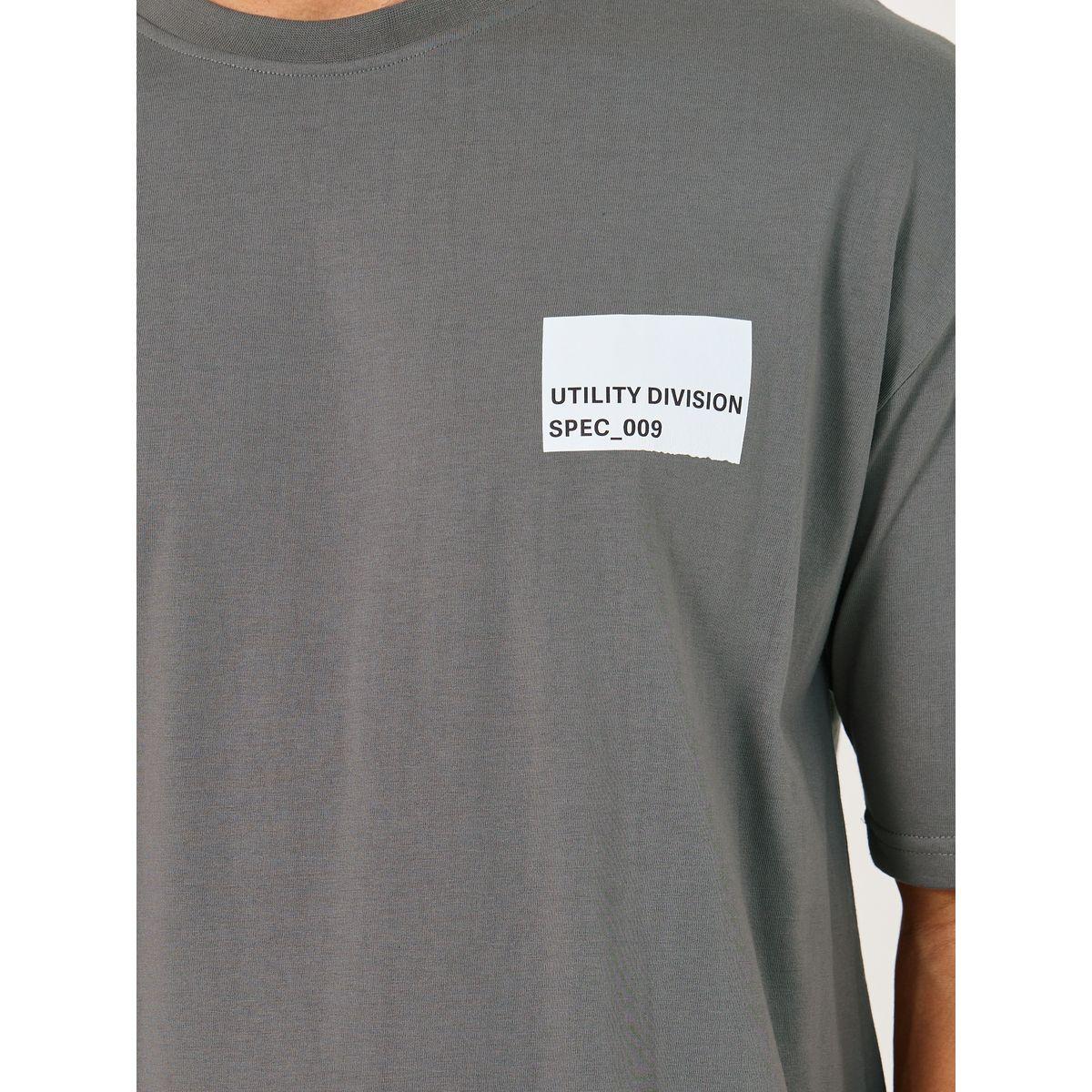 تيشيرت فضفاض مزين بشارة على الصدر-men-clothing-tshirtsandpolos-tshirts-image-3
