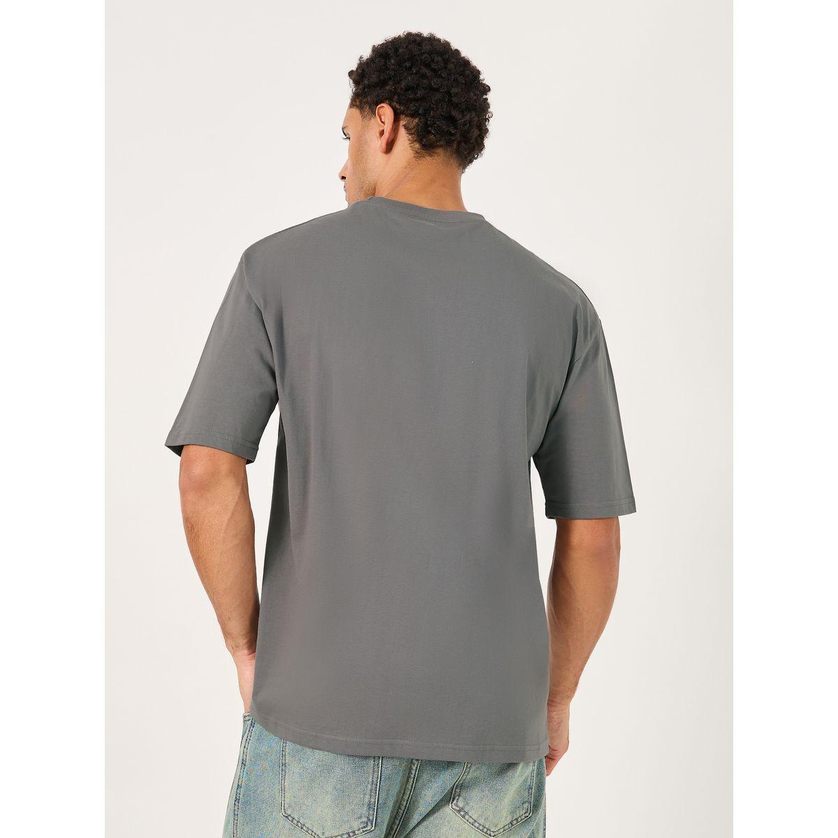 تيشيرت فضفاض مزين بشارة على الصدر-men-clothing-tshirtsandpolos-tshirts-image-4
