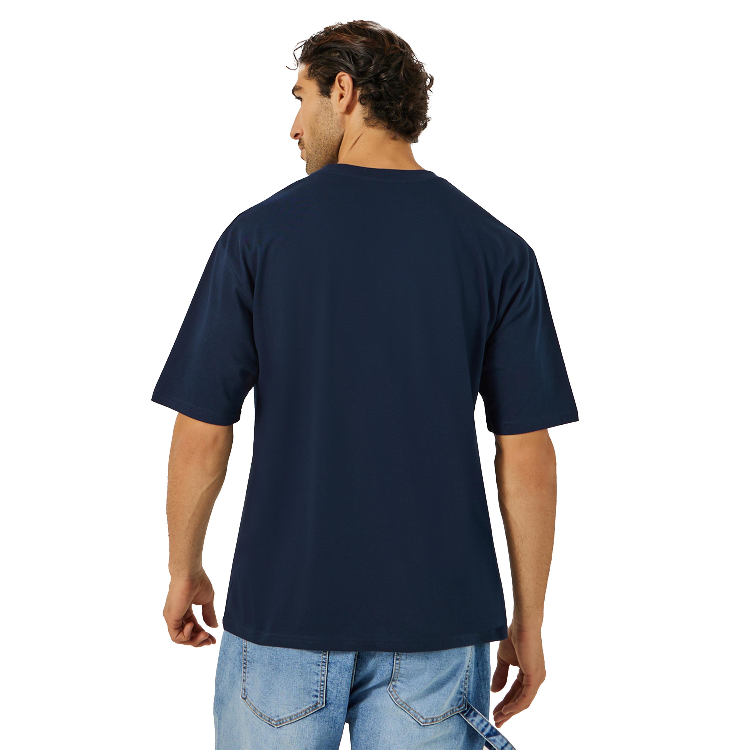 ستايلي - تي شيرت كبير الحجم بطبعة ملصق بسيطة على الصدر-men-clothing-tshirtsandpolos-tshirts-image-4