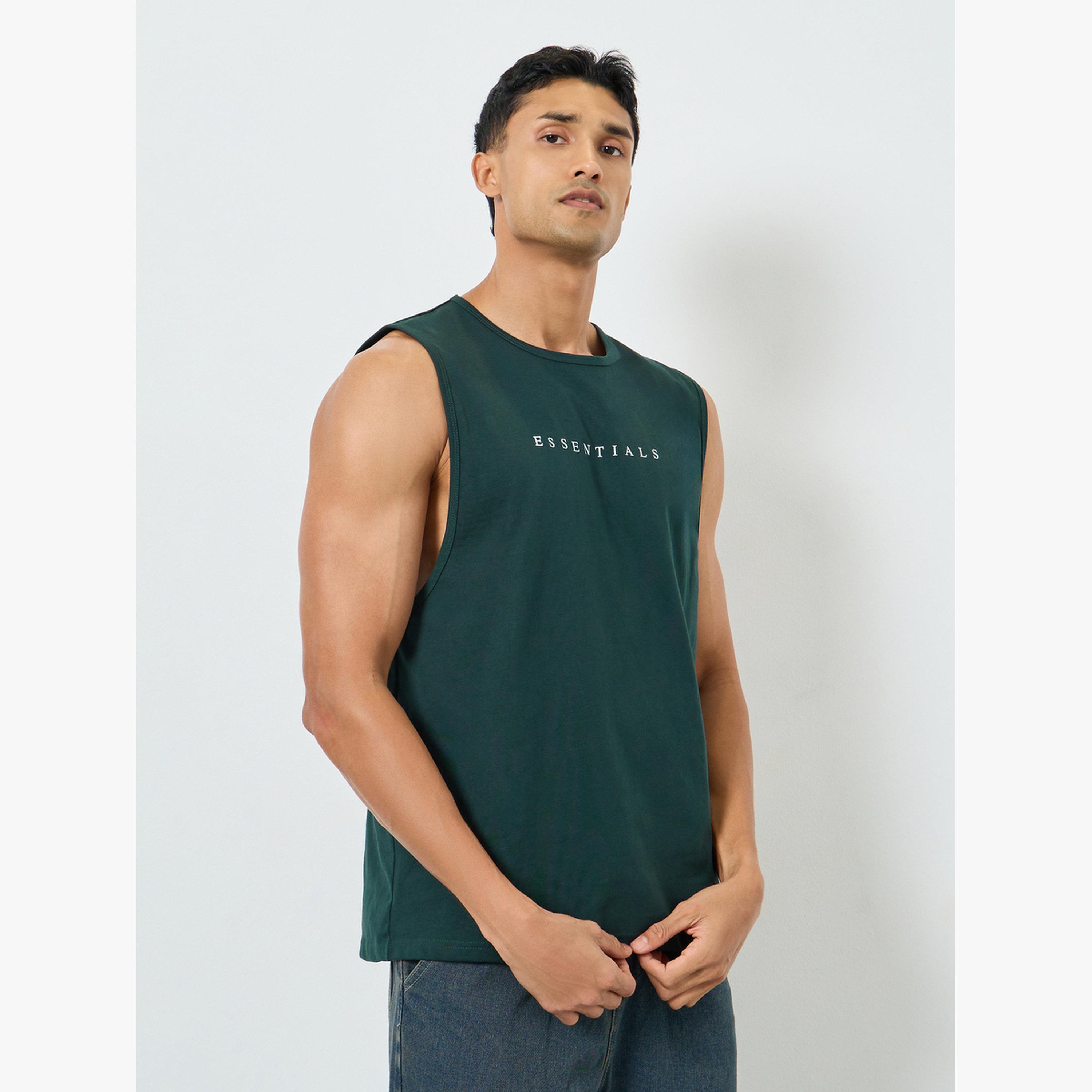 بلوزة تانك قطن بحافة ذراع منخفضة وطبعة بسيطة-men-clothing-tshirtsandpolos-vests-image-1