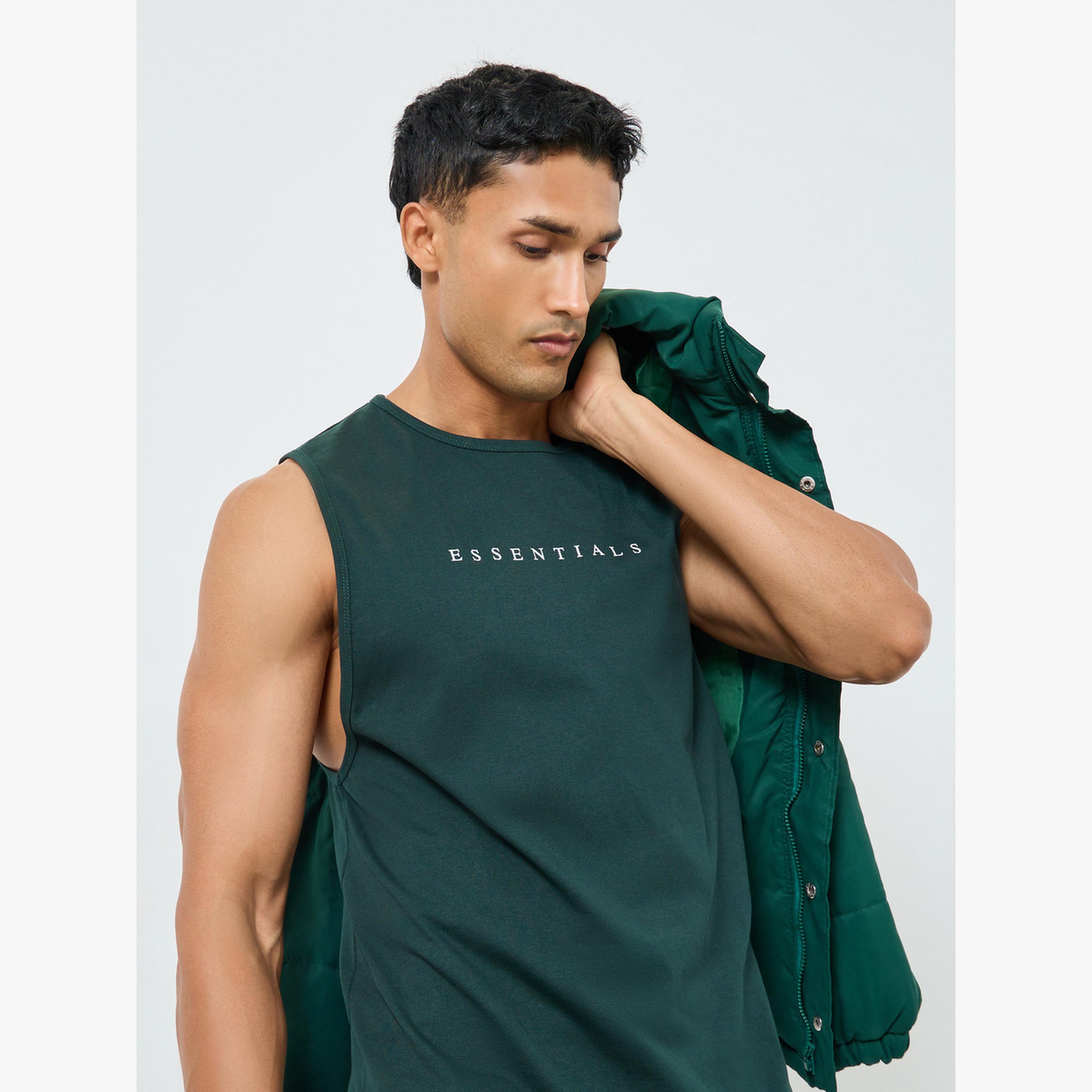 بلوزة تانك قطن بحافة ذراع منخفضة وطبعة بسيطة-men-clothing-tshirtsandpolos-vests-image-3