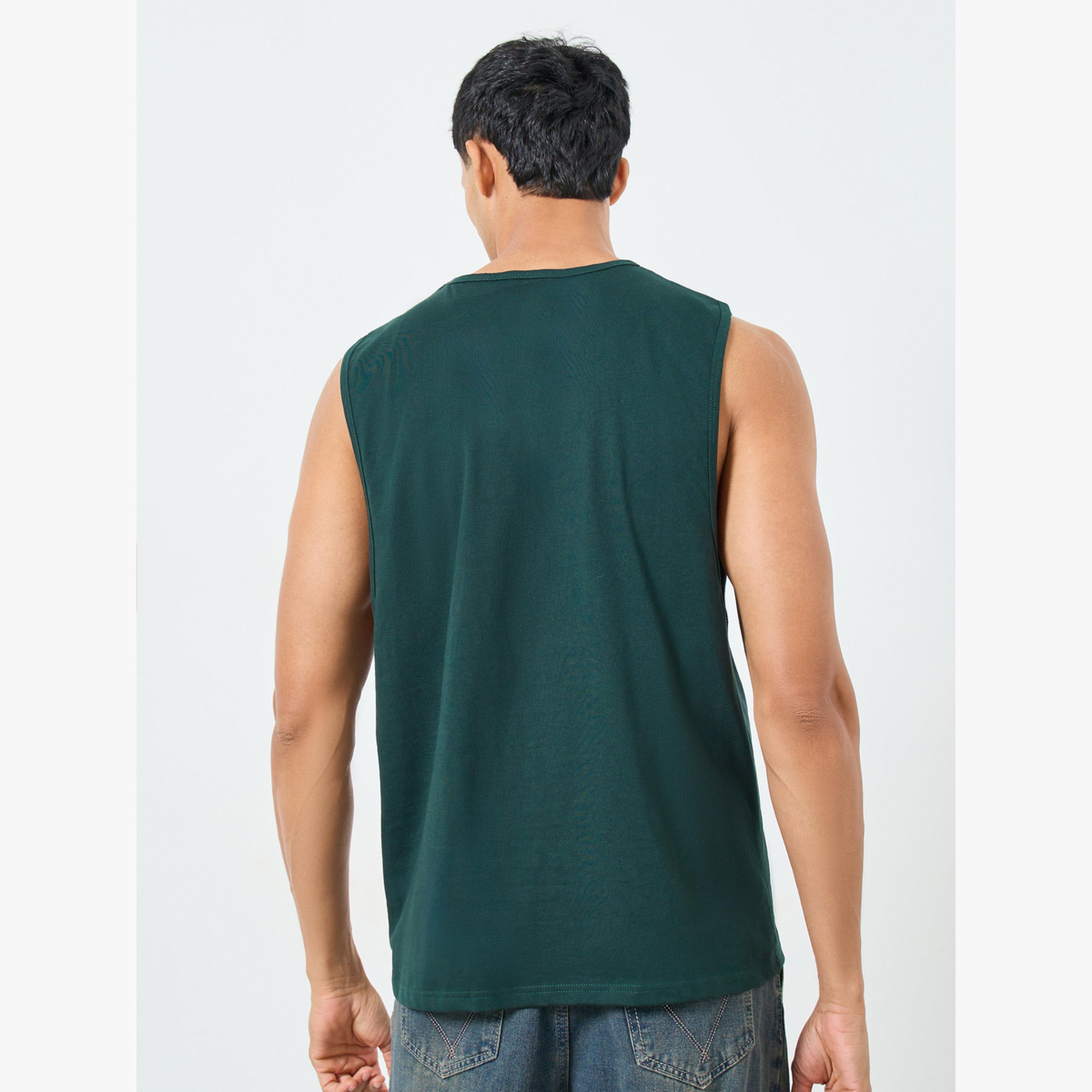 بلوزة تانك قطن بحافة ذراع منخفضة وطبعة بسيطة-men-clothing-tshirtsandpolos-vests-image-5