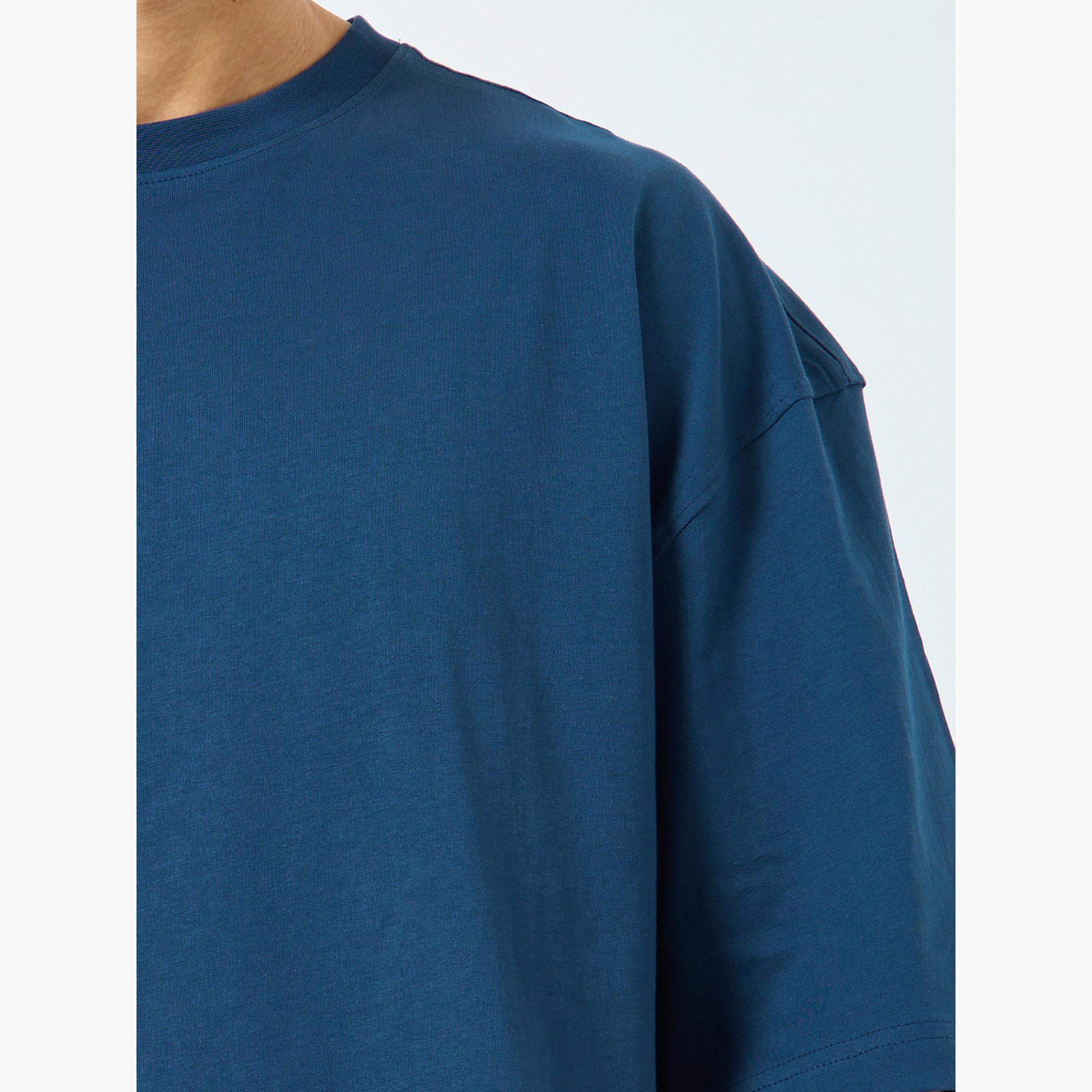 تيشيرت قطن صافي بقصة مربعة وتفاصيل أبليكيه خلفية للرجال-men-clothing-tshirtsandpolos-tshirts-image-4