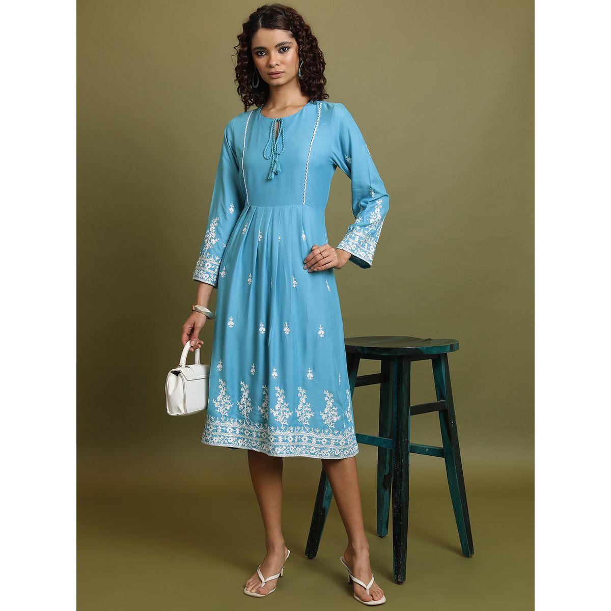 فستان ميدي مُطرّز بزهور مع ياقة بأربطة فيشود × ستايلي-women-clothing-dresses-image-1