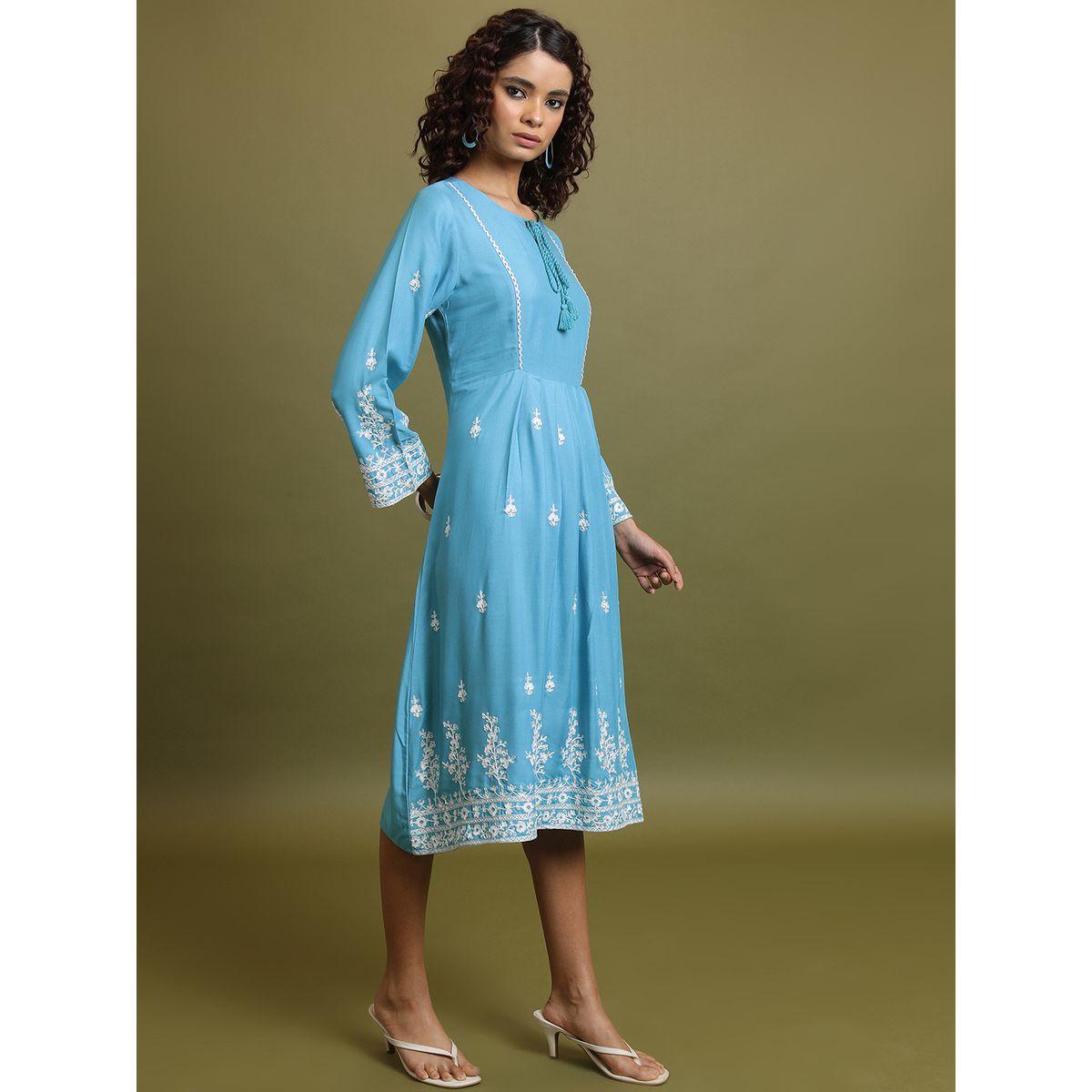 فستان ميدي مُطرّز بزهور مع ياقة بأربطة فيشود × ستايلي-women-clothing-dresses-image-3