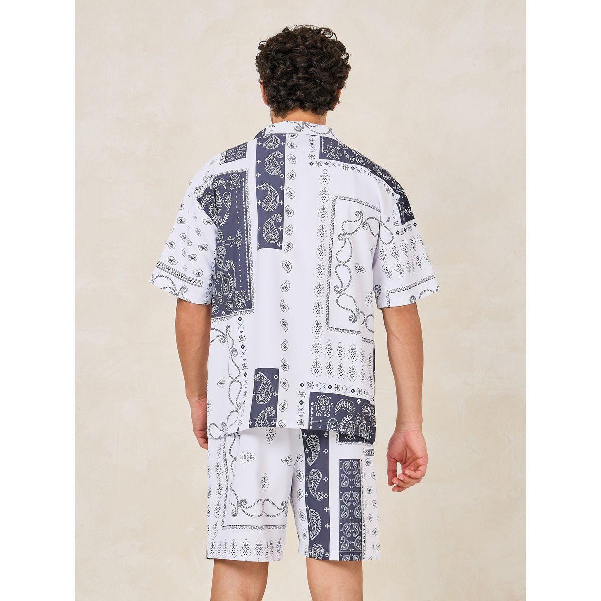 طقم منسق من شورت مع قميص بطبعة بيزلي-men-clothing-coordsets-image-5