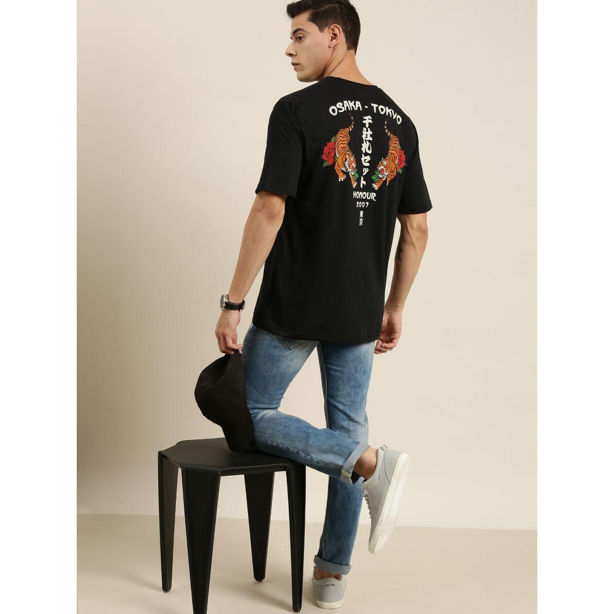 تيشيرت واسع بطبعة جرافيك مع شارة-men-clothing-tshirtsandpolos-tshirts-image-1