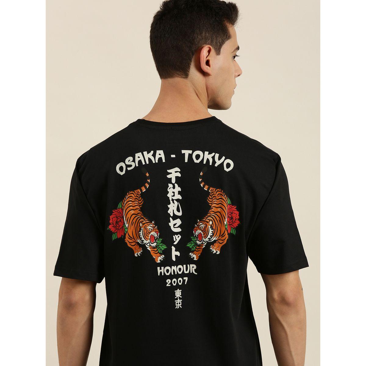 تيشيرت واسع بطبعة جرافيك مع شارة-men-clothing-tshirtsandpolos-tshirts-image-2