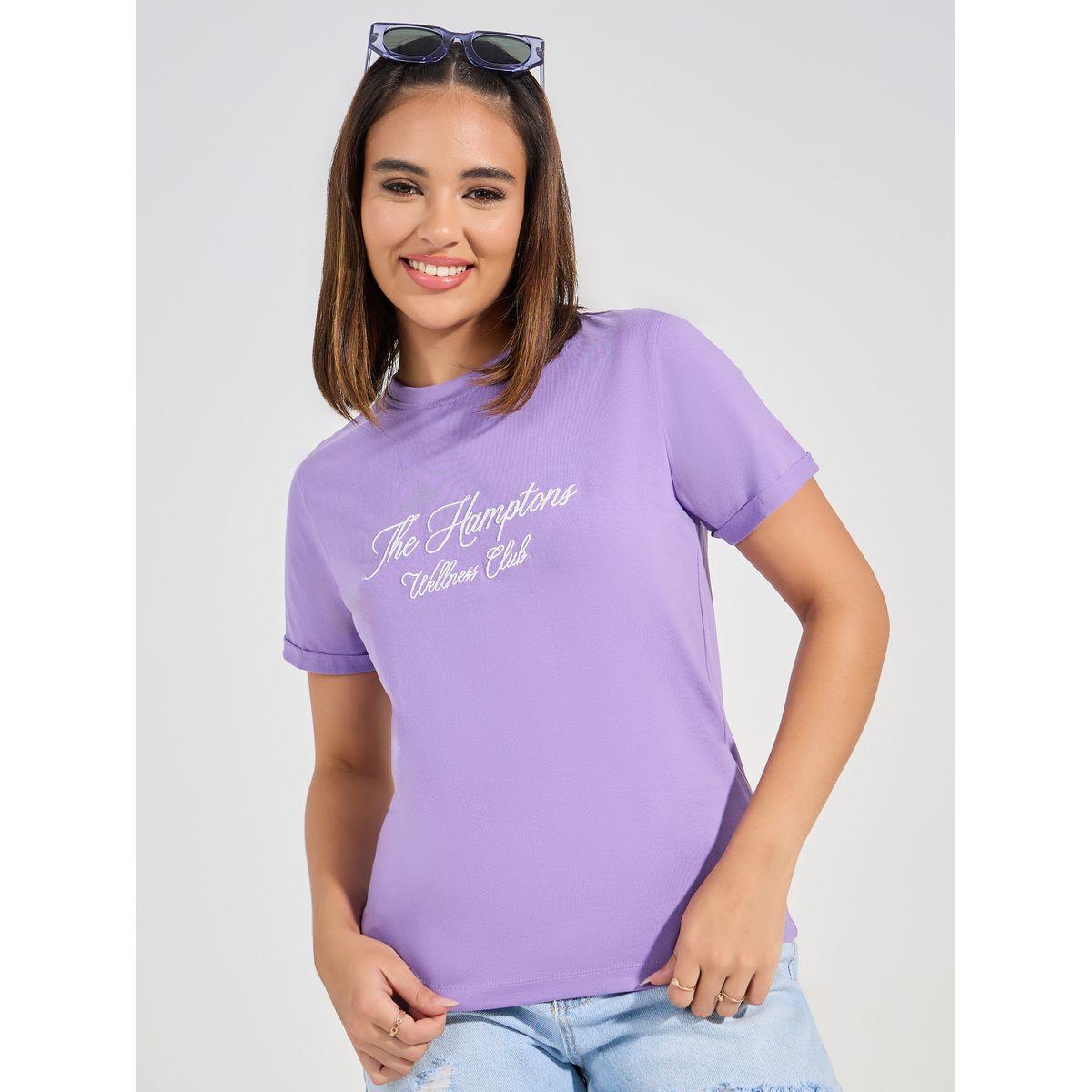 تيشيرت بقصة عادية وكتابة مُطرّزة-women-clothing-tshirts-image-3