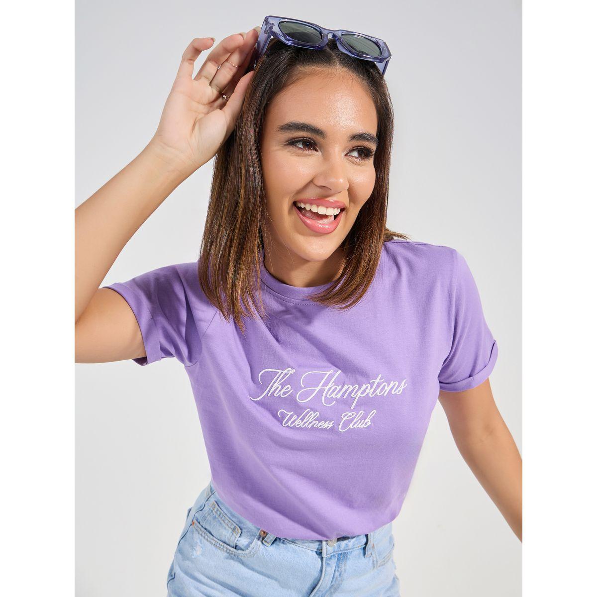 تيشيرت بقصة عادية وكتابة مُطرّزة-women-clothing-tshirts-image-5