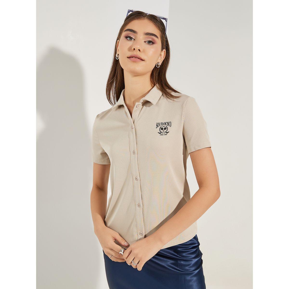 بلوزة بتفاصيل مضلعة وكتابة مُطرّزة-women-clothing-tshirts-image-3