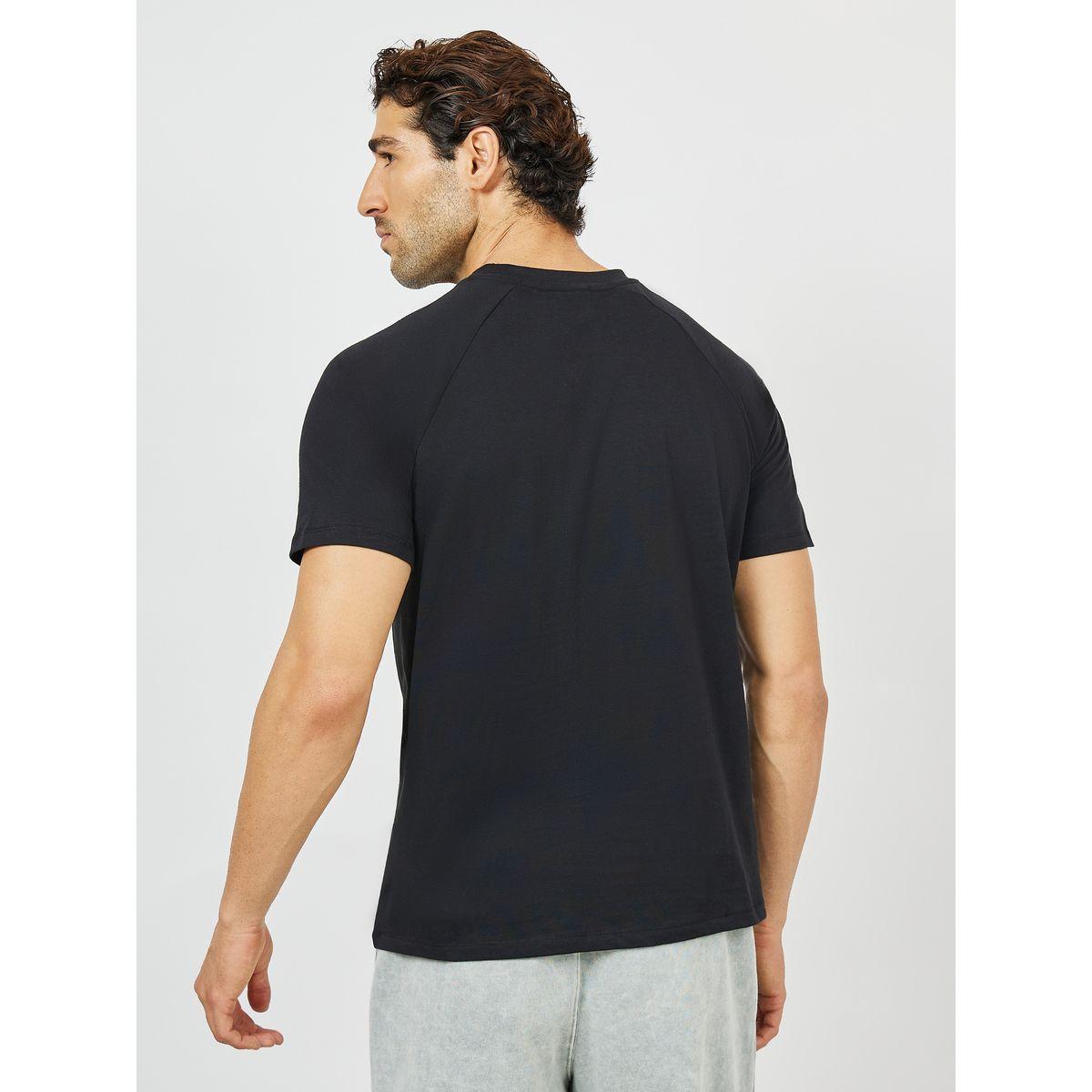 Umbro Logo Patch Detail Crew Neck T-Shirt with Short Sleeves-men-clothing-sportswearandactivewear-tshirtsandpolos-image-4