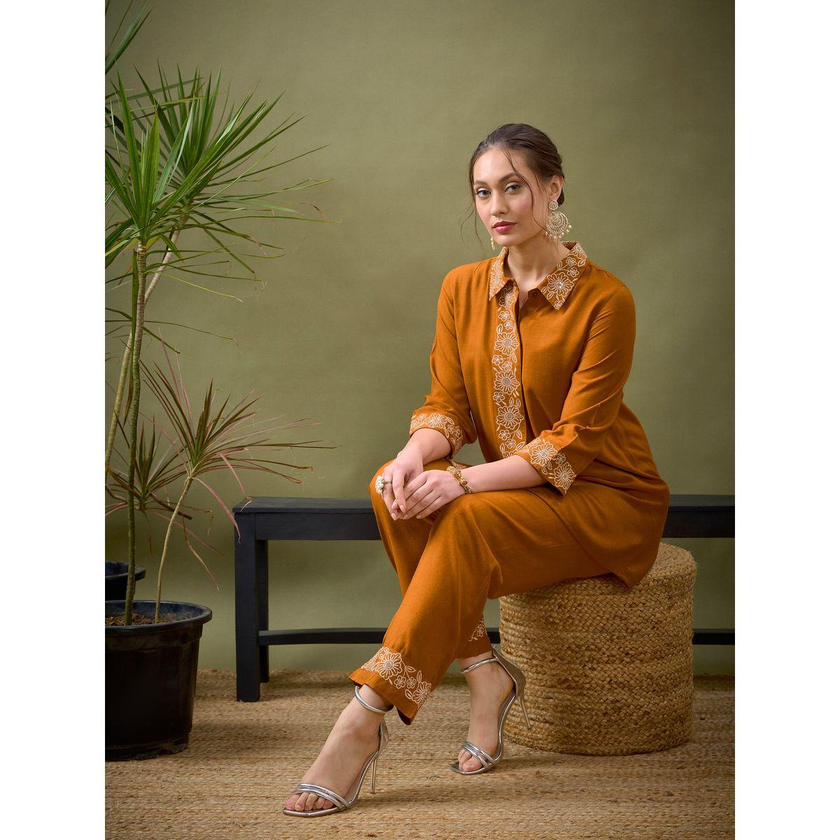 طقم منسق من بنطال مع بلوزة بتفاصيل مُطرّزة ساسافراس × ستايلي-women-clothing-coordsets-image-2