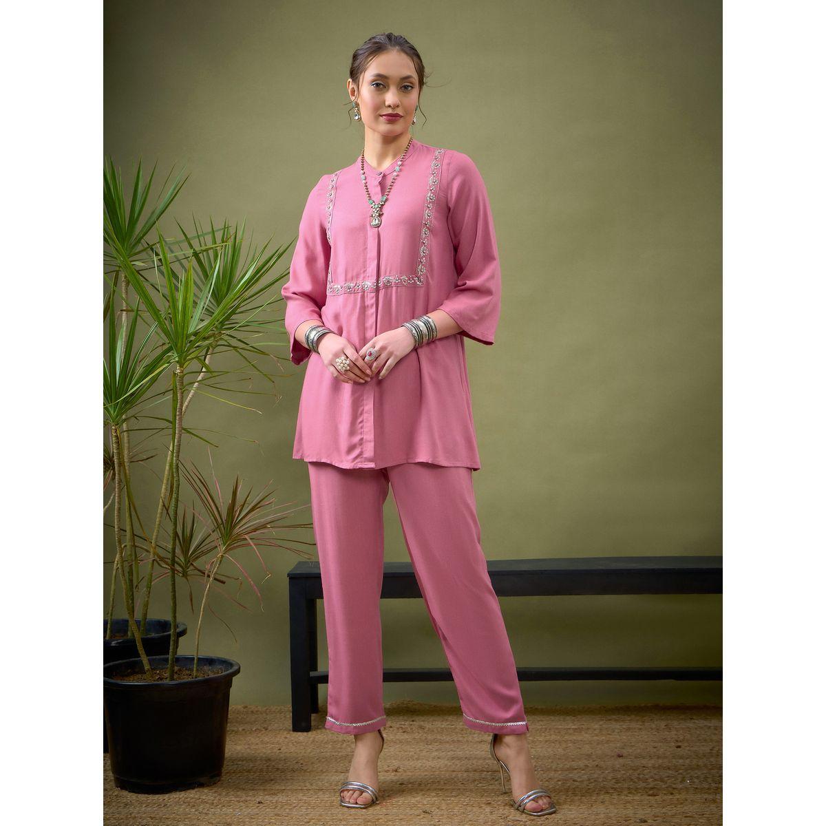 مجموعة من بنطال بالازو مع بلوزة بتفاصيل مُطرّزة ساسافراس × ستايلي-women-clothing-coordsets-image-9