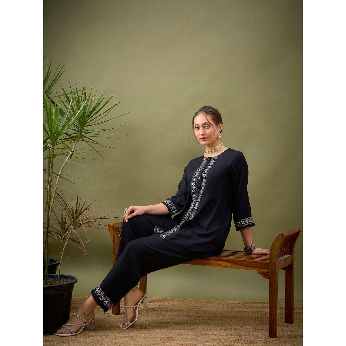 طقم منسق من بنطال مع بلوزة بتفاصيل مُطرّزة ساسافراس × ستايلي-women-clothing-coordsets-image-2