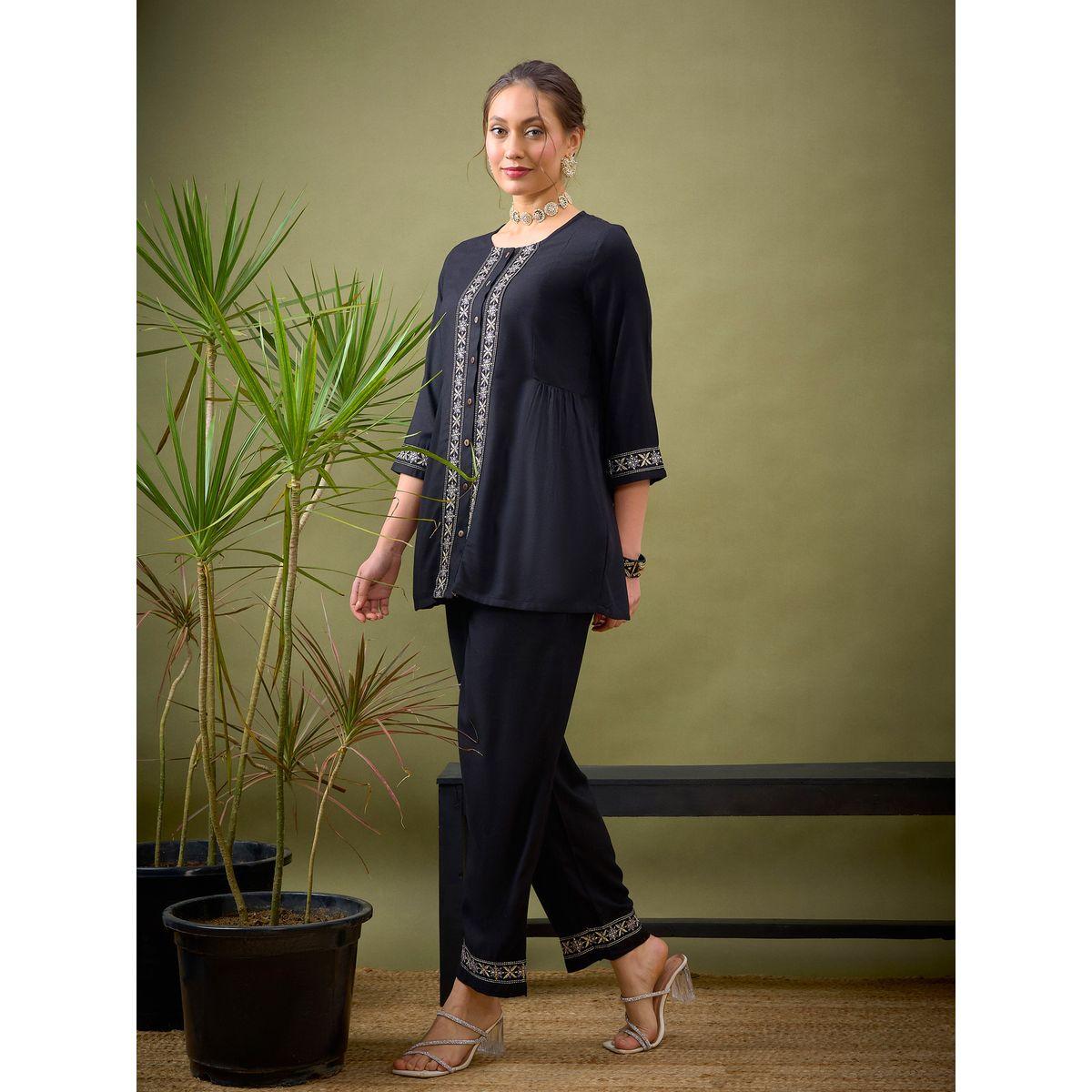 طقم منسق من بنطال مع بلوزة بتفاصيل مُطرّزة ساسافراس × ستايلي-women-clothing-coordsets-image-3