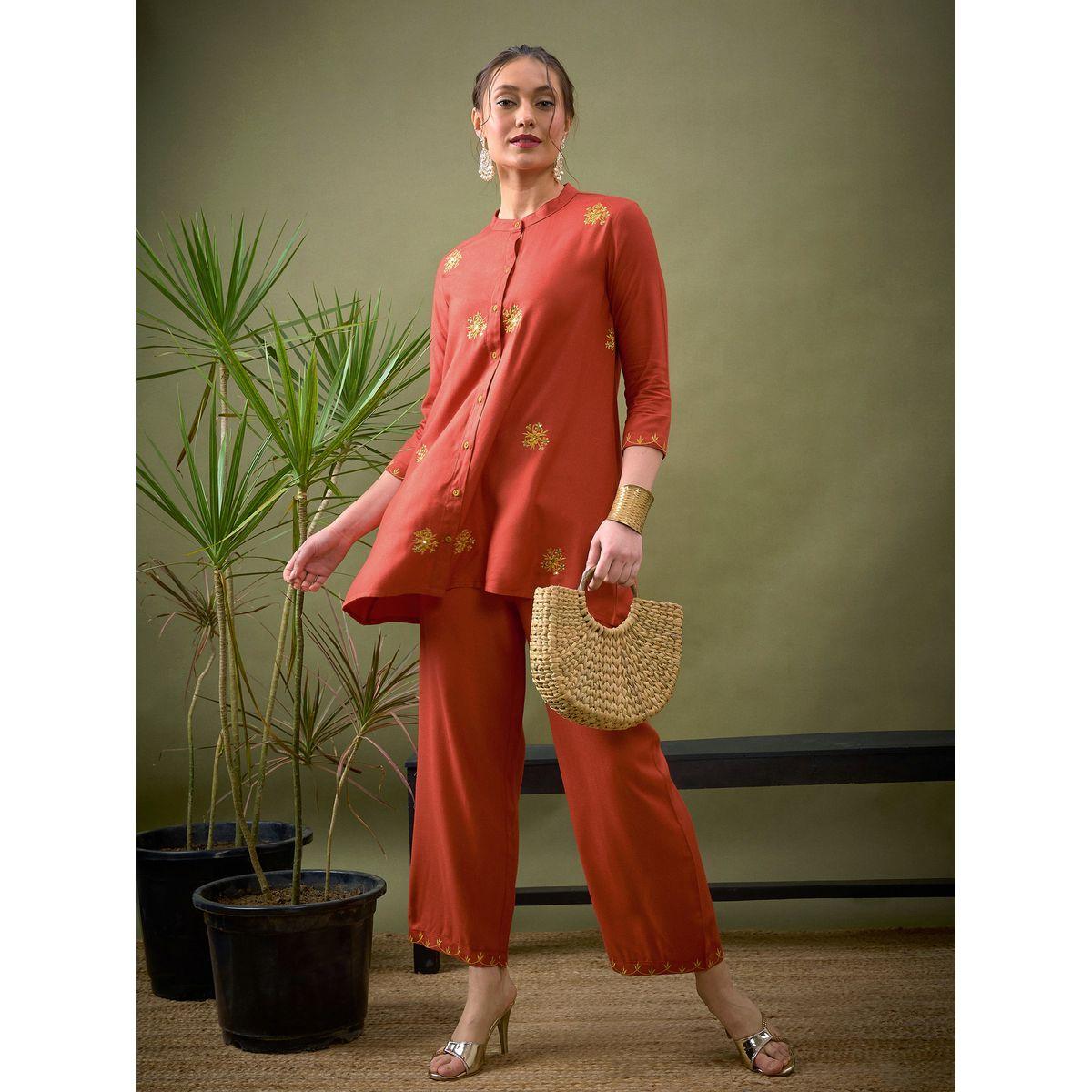 مجموعة من بنطال بالازو مع بلوزة بتفاصيل مُطرّزة ساسافراس × ستايلي-women-clothing-coordsets-image-1