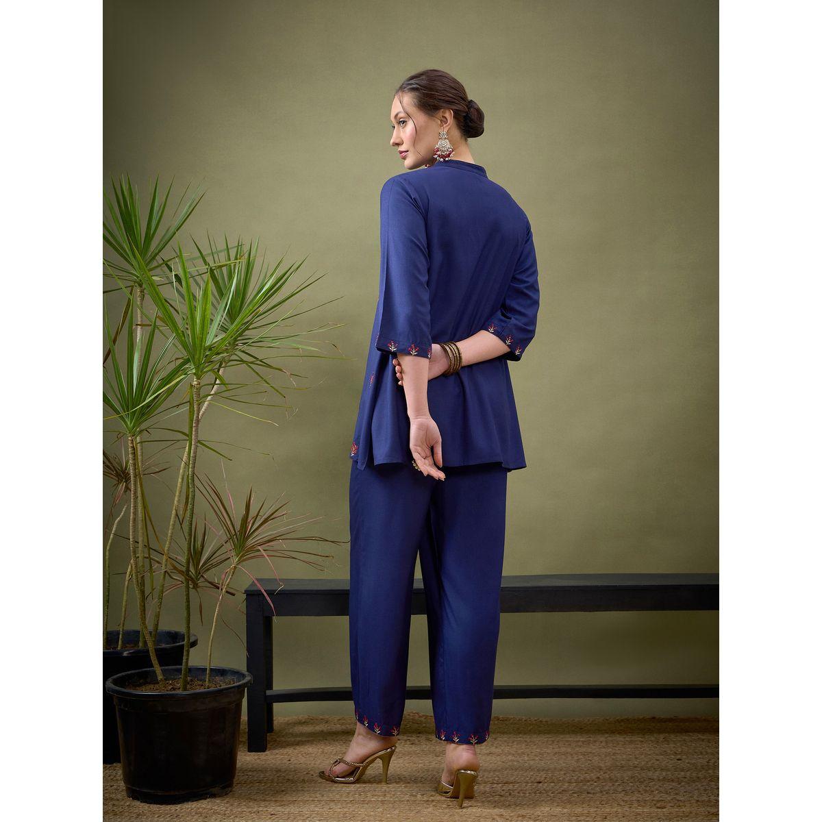 طقم منسق من بنطال بارجل واسعة وبلوزة بتفاصيل مُطرّزة ساسافراس × ستايلي-women-clothing-coordsets-image-6