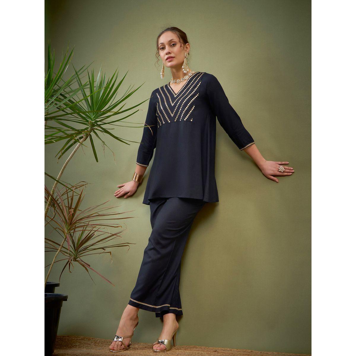 طقم منسق من بنطال بارجل واسعة وبلوزة بتفاصيل مُطرّزة ساسافراس × ستايلي-women-clothing-coordsets-image-1
