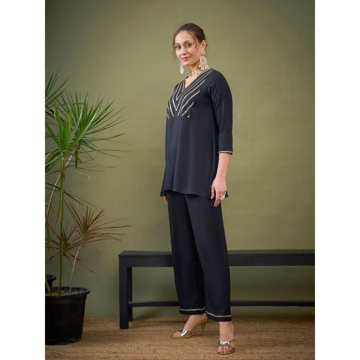 طقم منسق من بنطال بارجل واسعة وبلوزة بتفاصيل مُطرّزة ساسافراس × ستايلي-women-clothing-coordsets-image-3