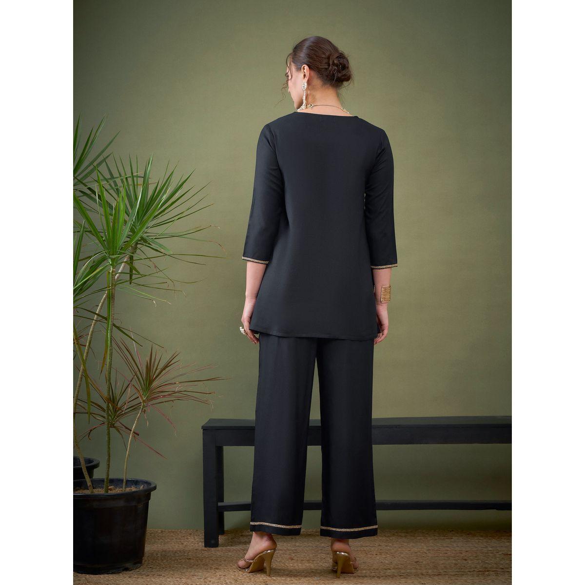 طقم منسق من بنطال بارجل واسعة وبلوزة بتفاصيل مُطرّزة ساسافراس × ستايلي-women-clothing-coordsets-image-6