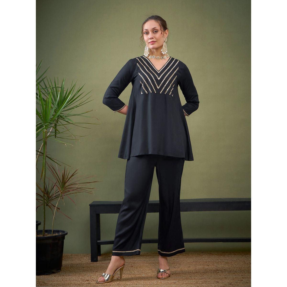 طقم منسق من بنطال بارجل واسعة وبلوزة بتفاصيل مُطرّزة ساسافراس × ستايلي-women-clothing-coordsets-image-7