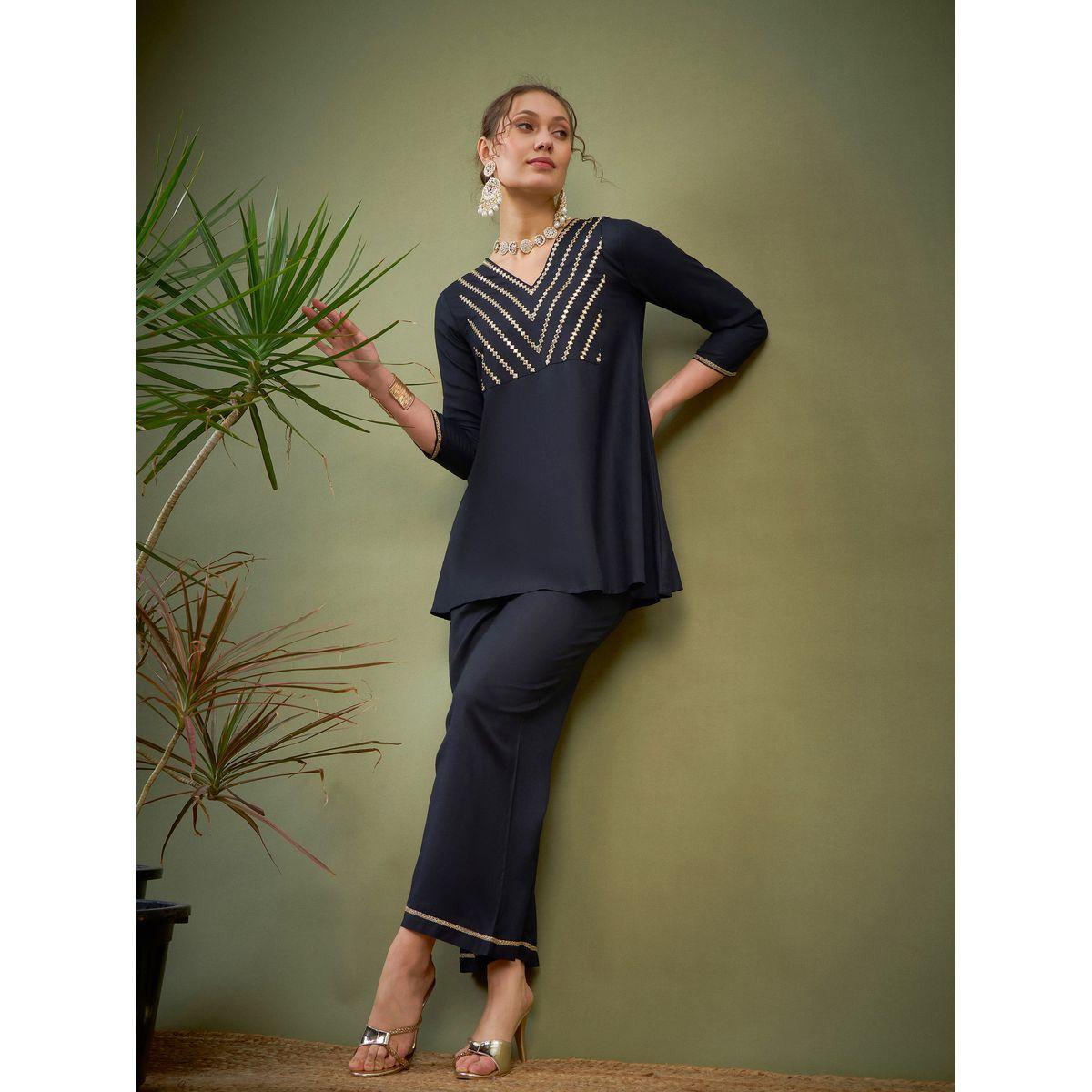 طقم منسق من بنطال بارجل واسعة وبلوزة بتفاصيل مُطرّزة ساسافراس × ستايلي-women-clothing-coordsets-image-8